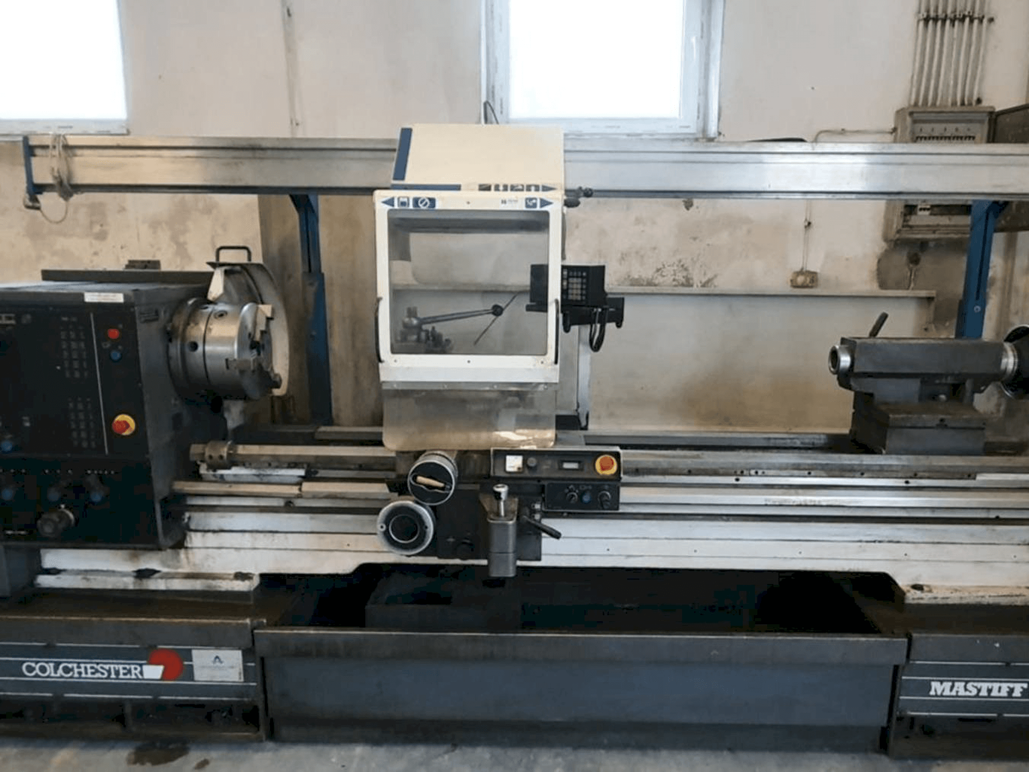 Vue de face de la machine Colchester MASTIFF V/S 1800