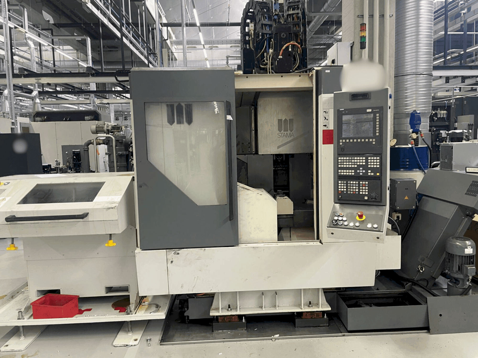 Vue de face de la machine STAMA MC 526/M