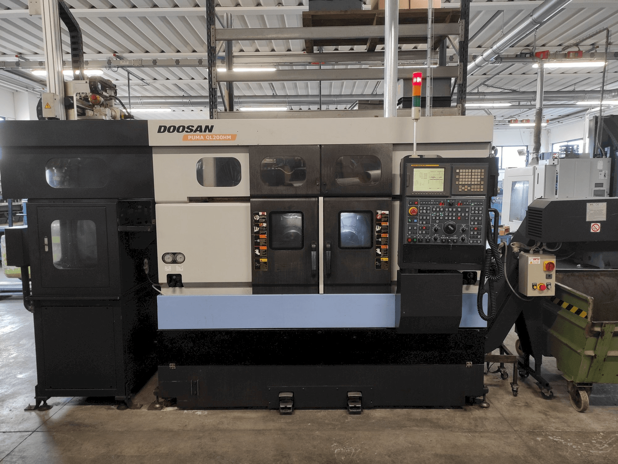Vue de face de la machine Doosan Puma QL200HM