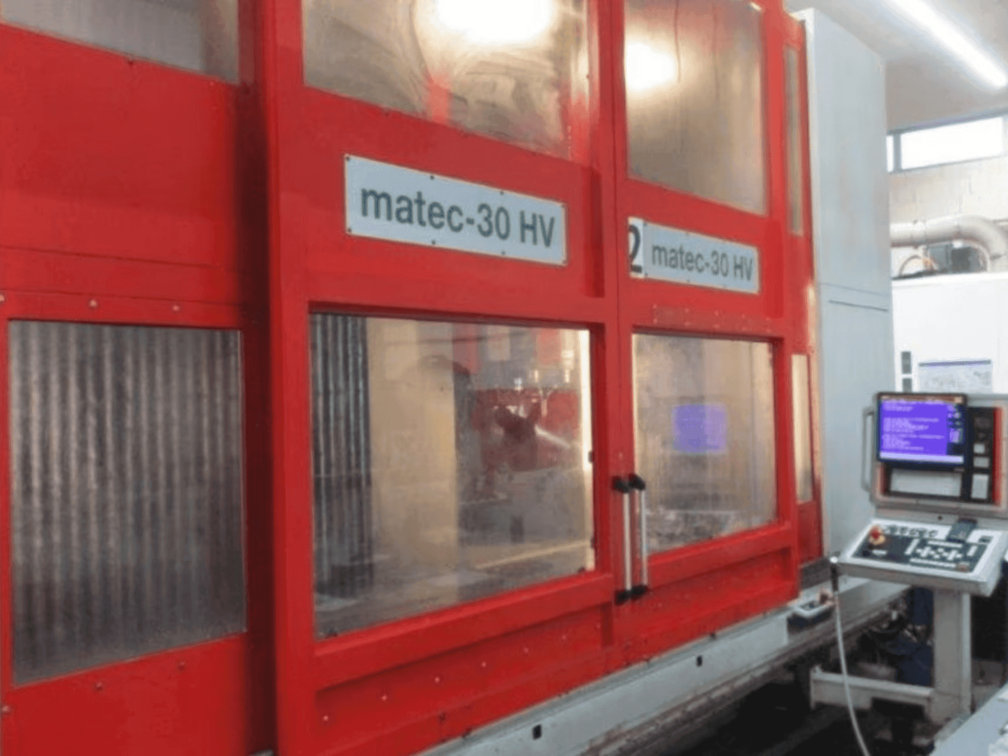 Vue de face de la machine Matec 30 HV CNC