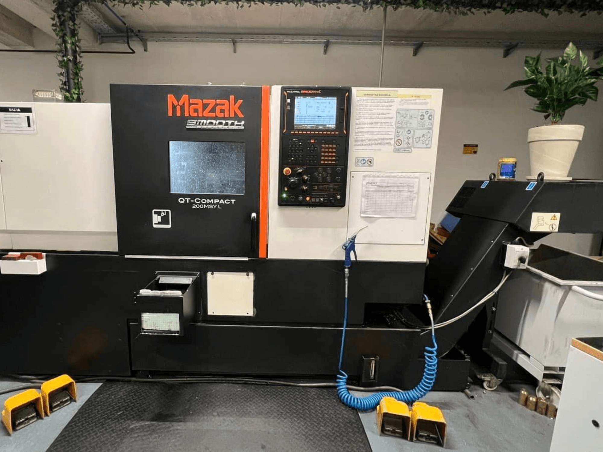 Tour horizontal Mazak QUICK TURN COMPACT 200 MSY L, vue de face, avec panneau de commande et rangement pour outils.