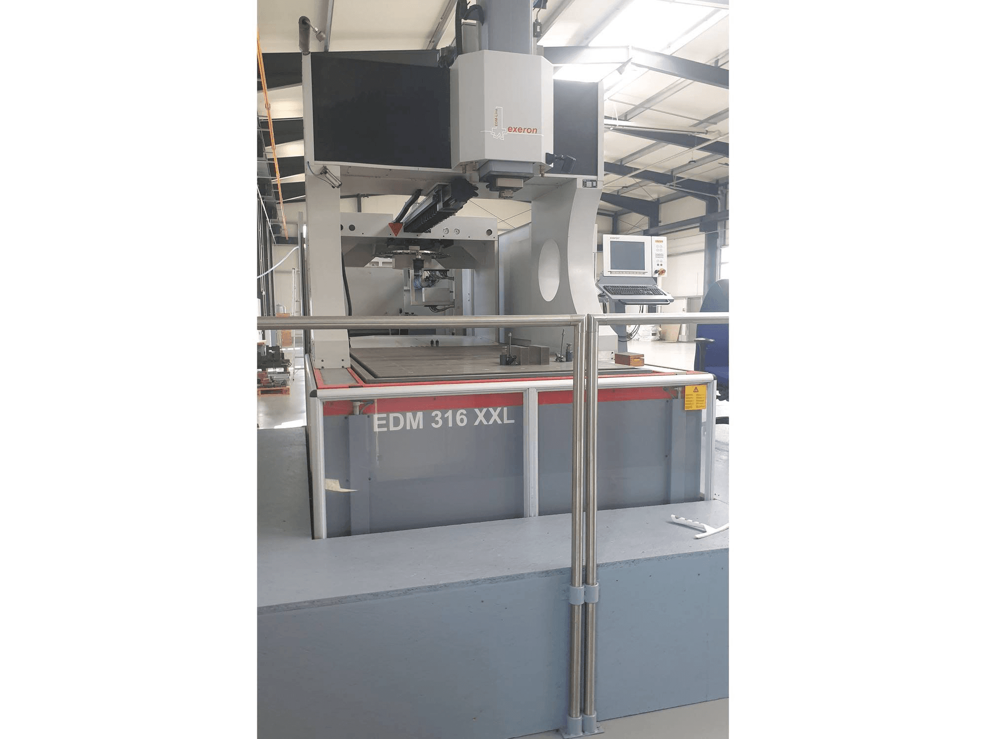 Vue de face de la machine Exeron 316 XXL