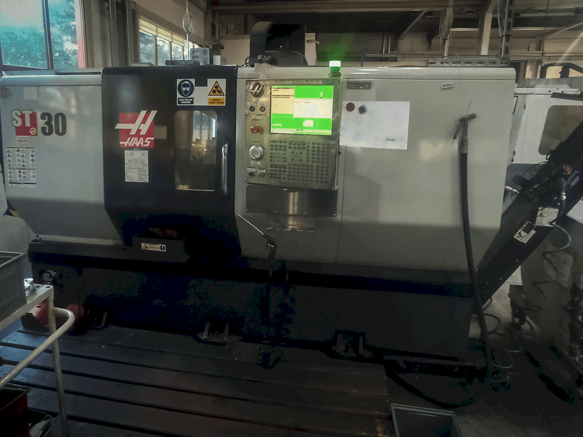 Vue de face de la machine HAAS ST-30