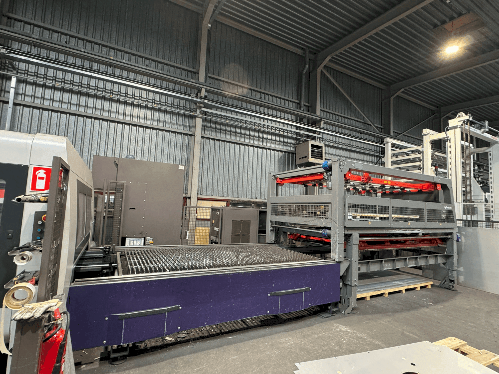 Vue de face de la machine Bystronic ByTrans 3015 Standard