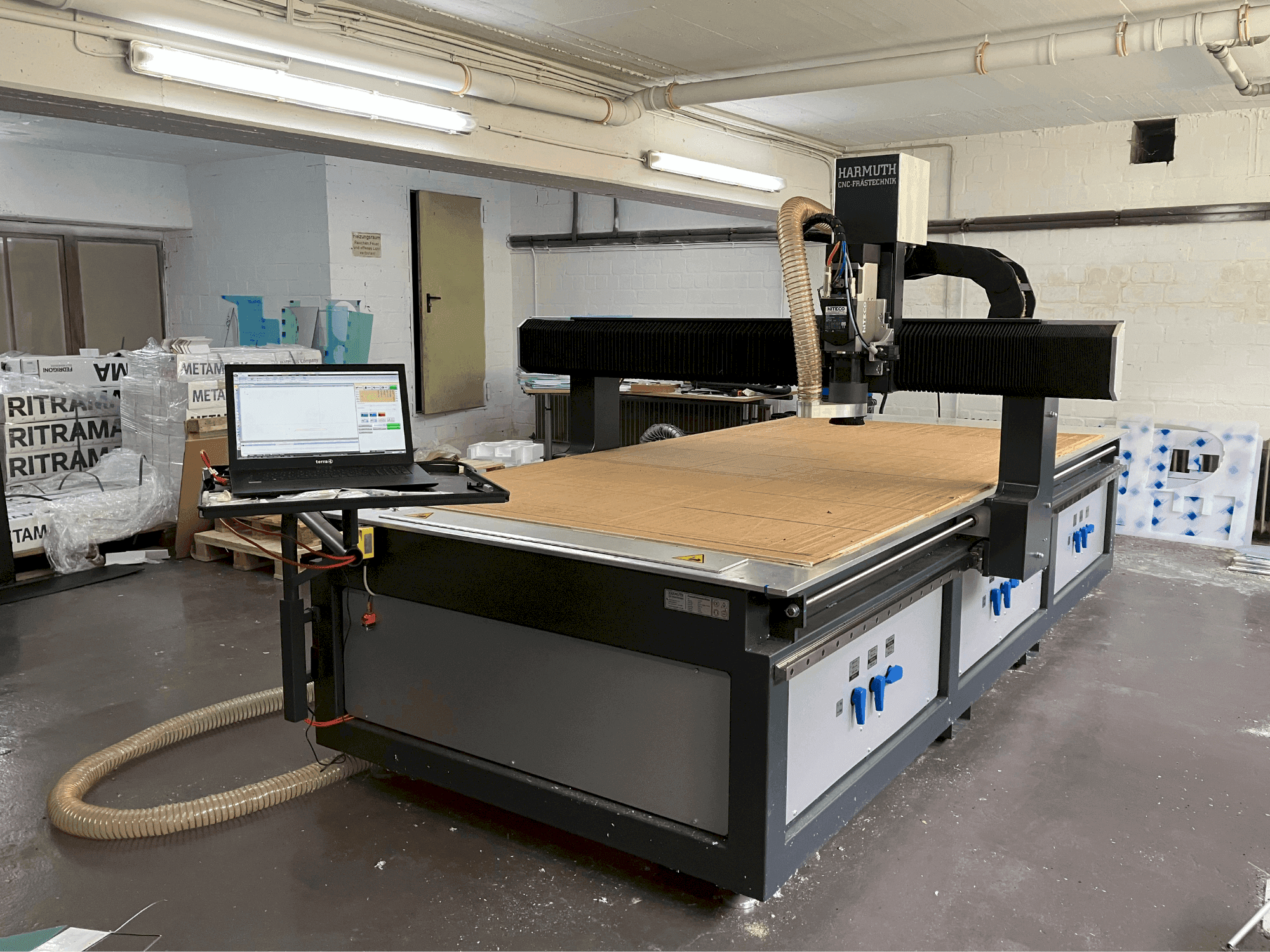 Vue de face de la machine HARMUTH F+3000