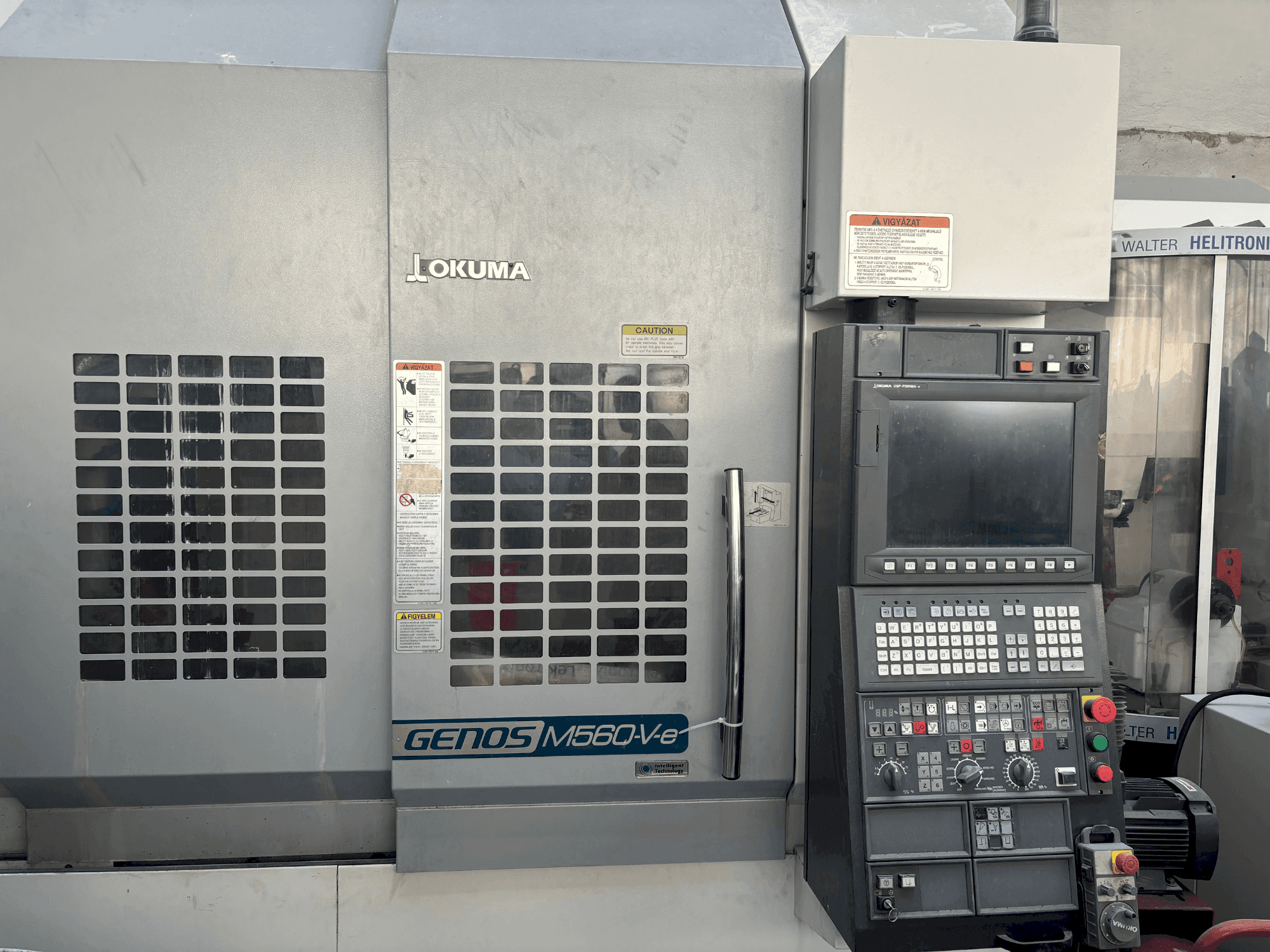 Vue de face de la machine Okuma Genos M56-V-e