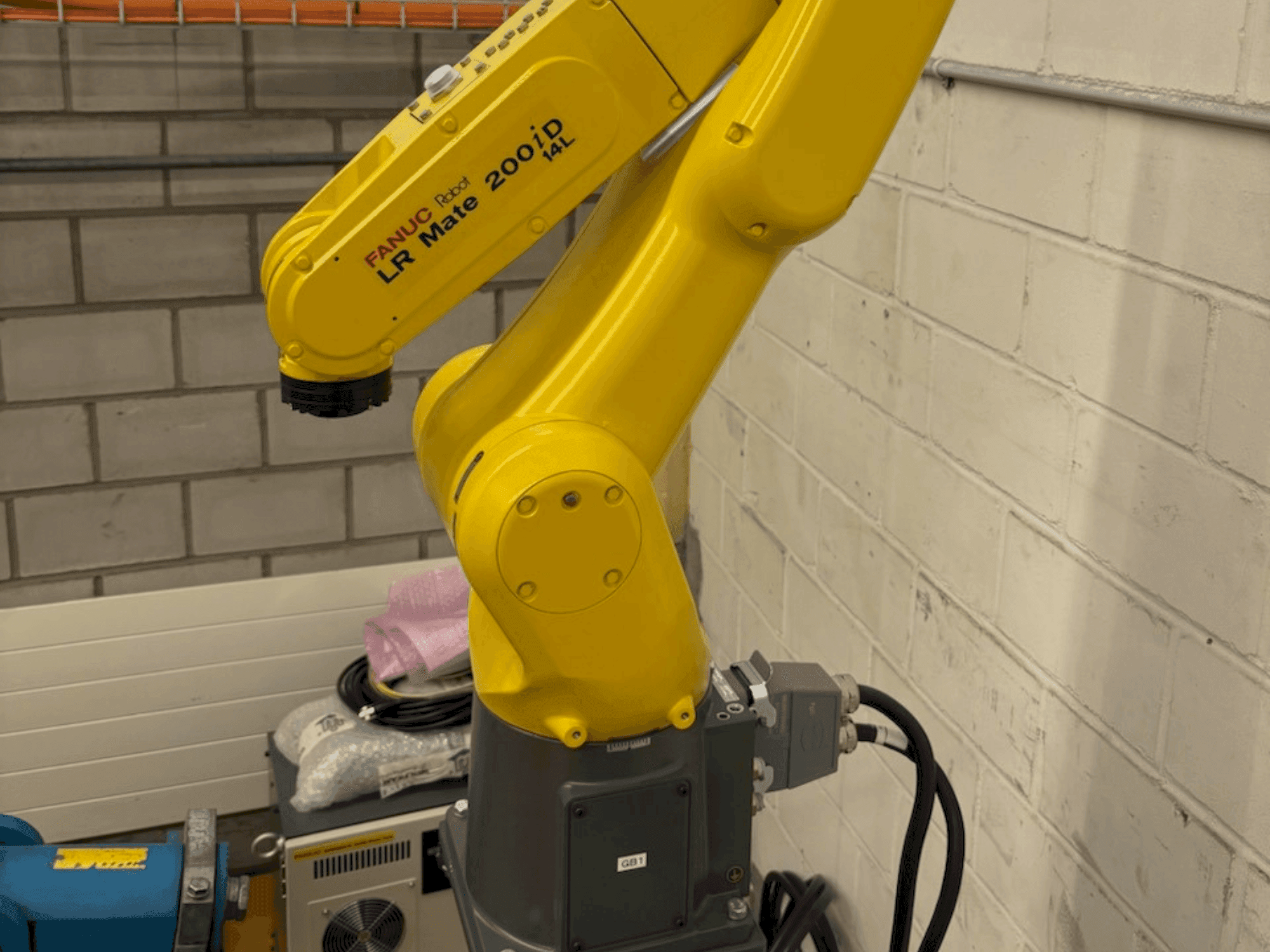Vue de face de la machine FANUC LR Mate 200 iD 14L