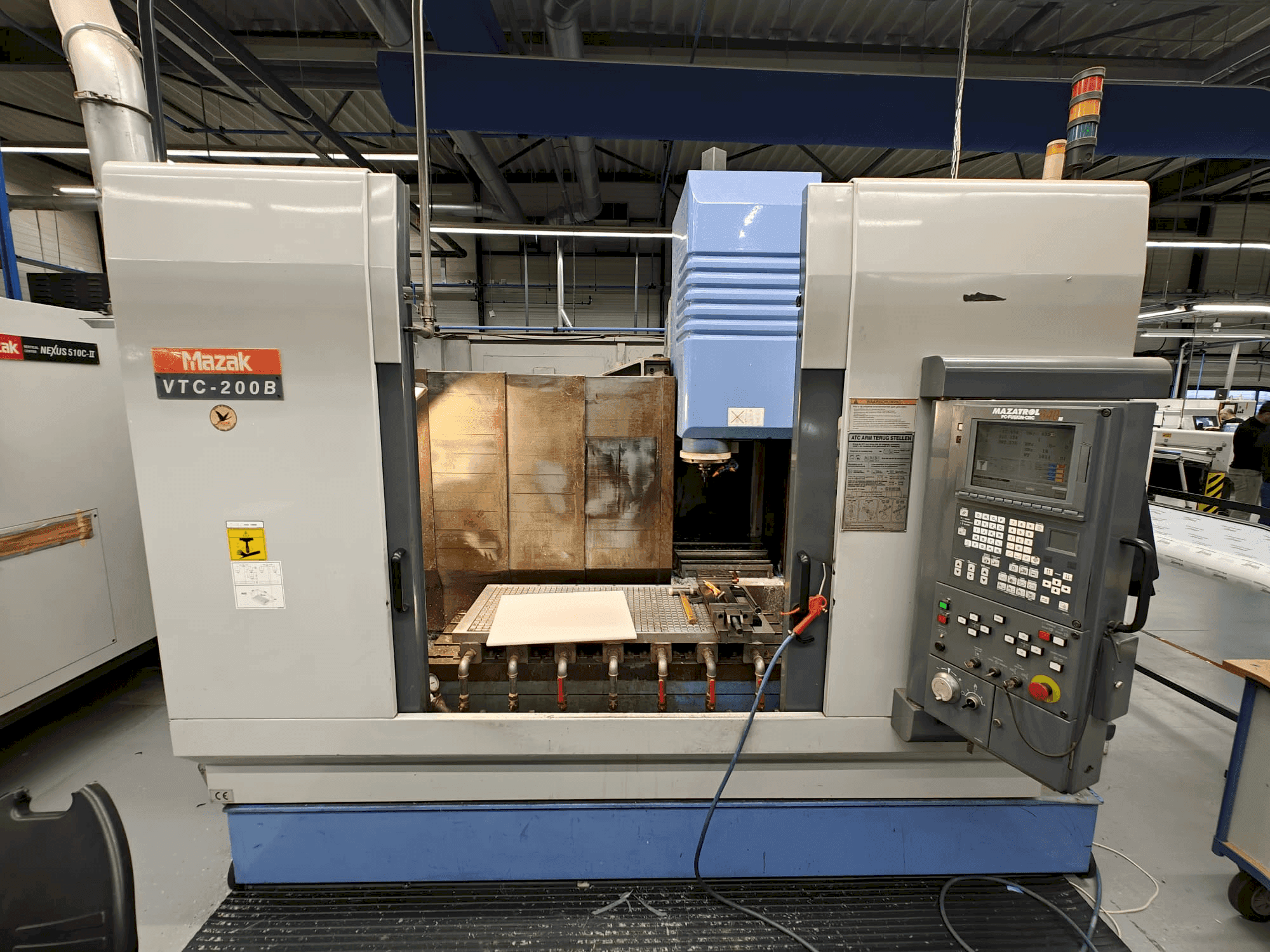 Vue de face de la machine Mazak VTC-200B