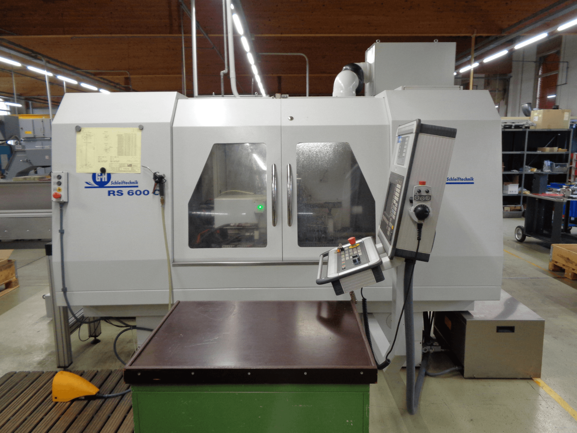 Rectifieuse cylindrique GEIBEL & HOTZ RS 600 C, vue de face montrant le panneau de commande et la table de travail en usine.