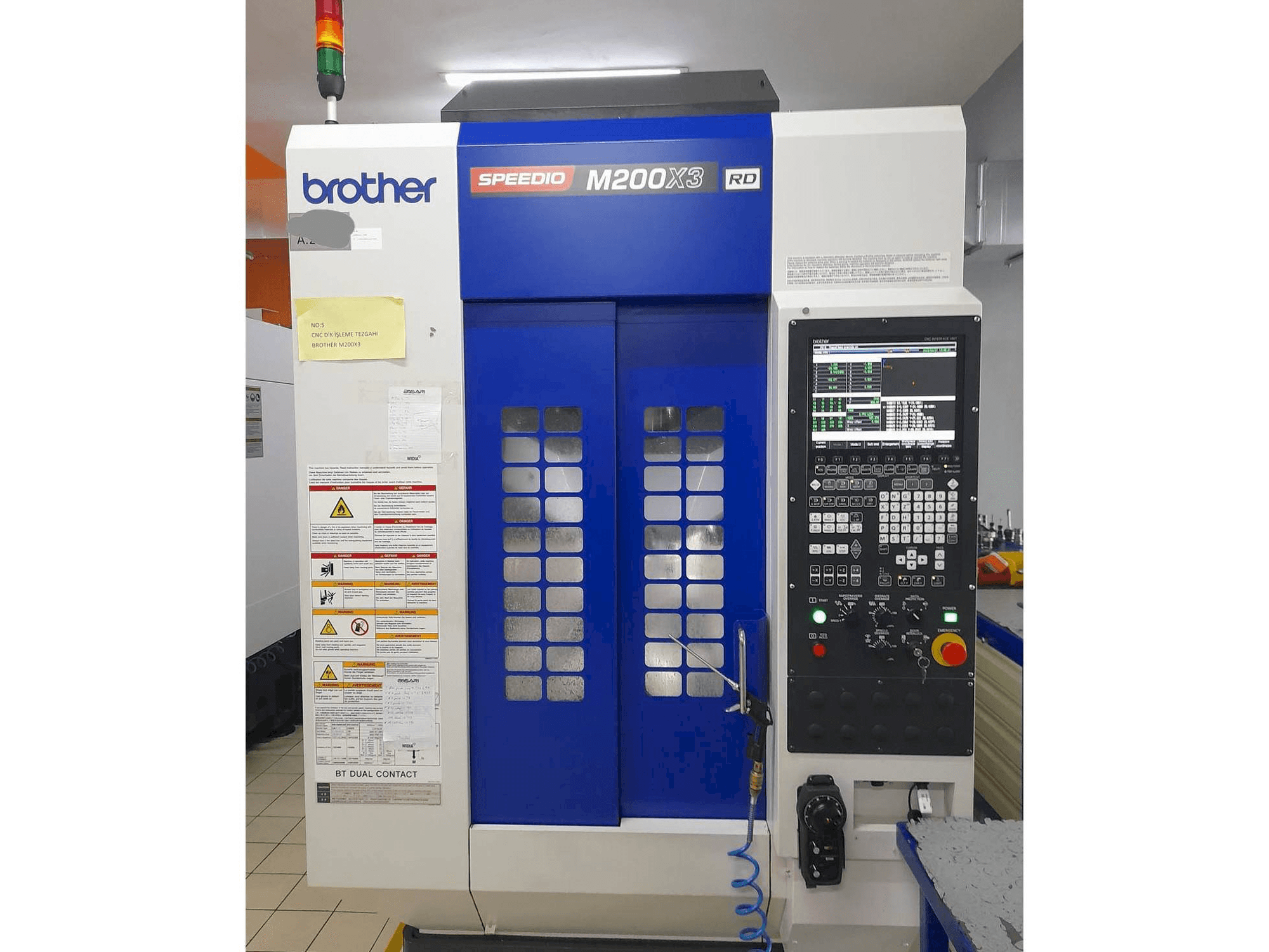 Vue de face de la machine Brother M200X3