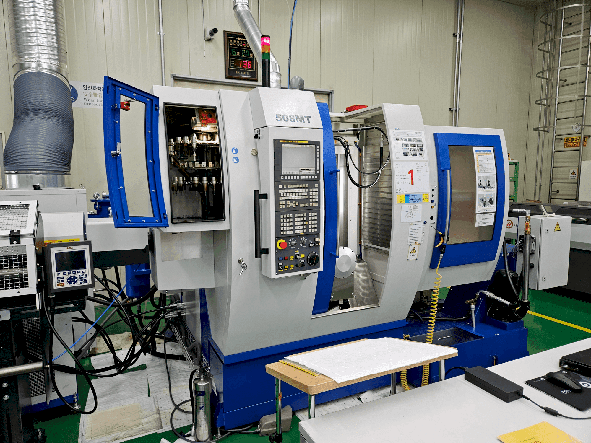 Vue de face de la machine WILLEMIN-MACODEL 508MT