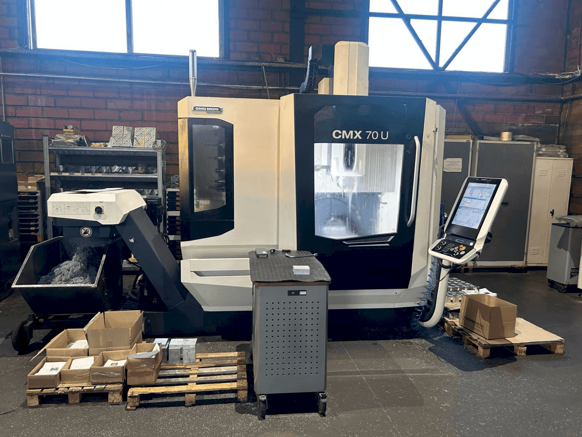 Vue de face de la machine DMG MORI CMX 70U (2022)