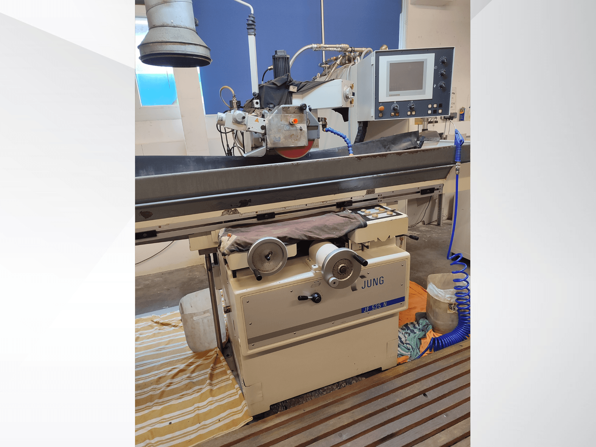 Rectifieuse de surface JUNG JF 525 N, vue de face montrant la meule, le panneau de commande et les détails de la base.