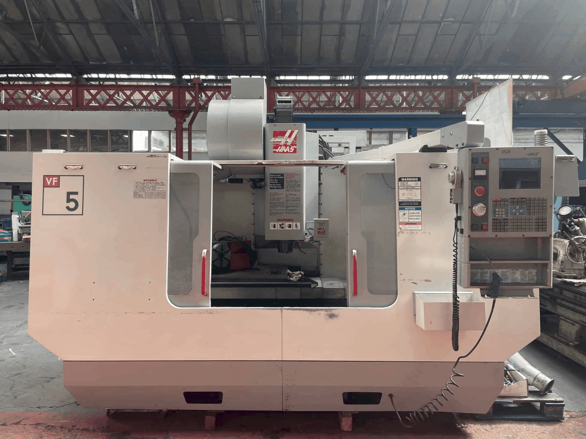 Vue de face de la machine HAAS VF-5B/40 HE