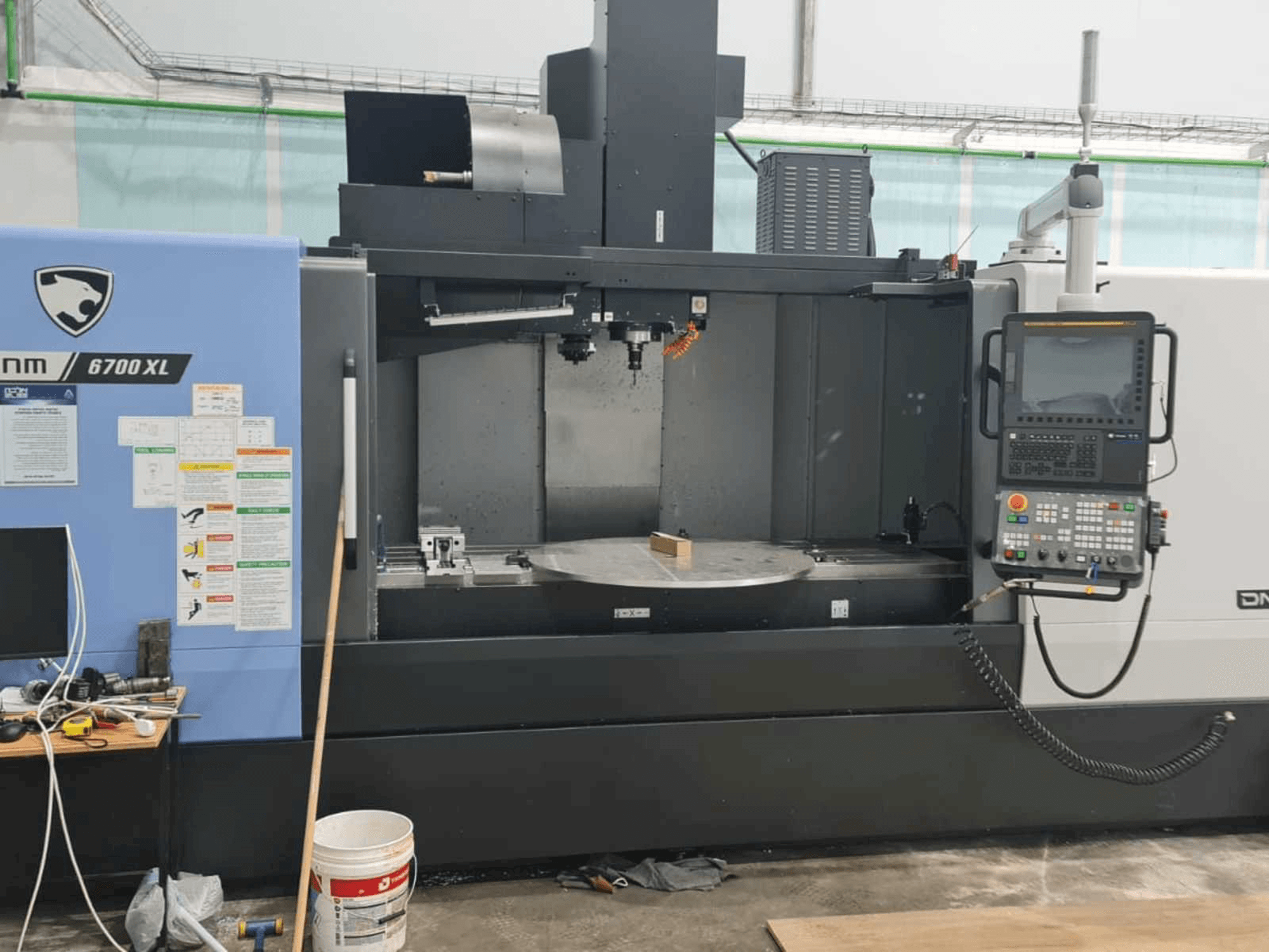 Vue de face de la machine Doosan DNM 6700 XL