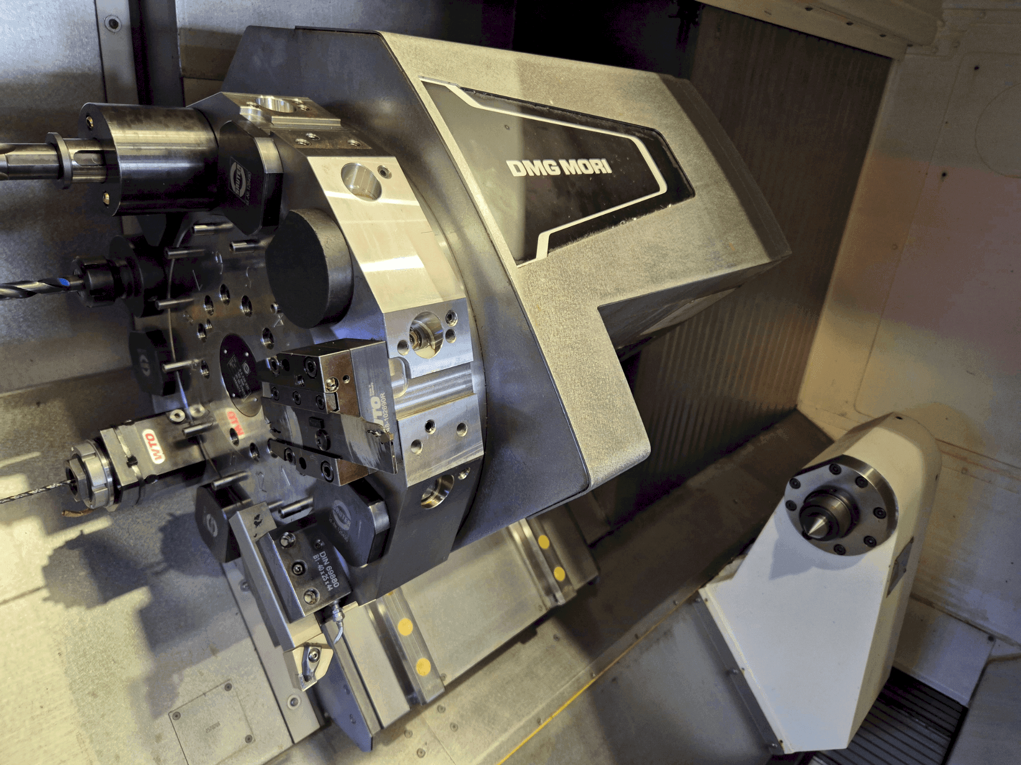 Vue de face de la machine DMG MORI CLX 550 V4