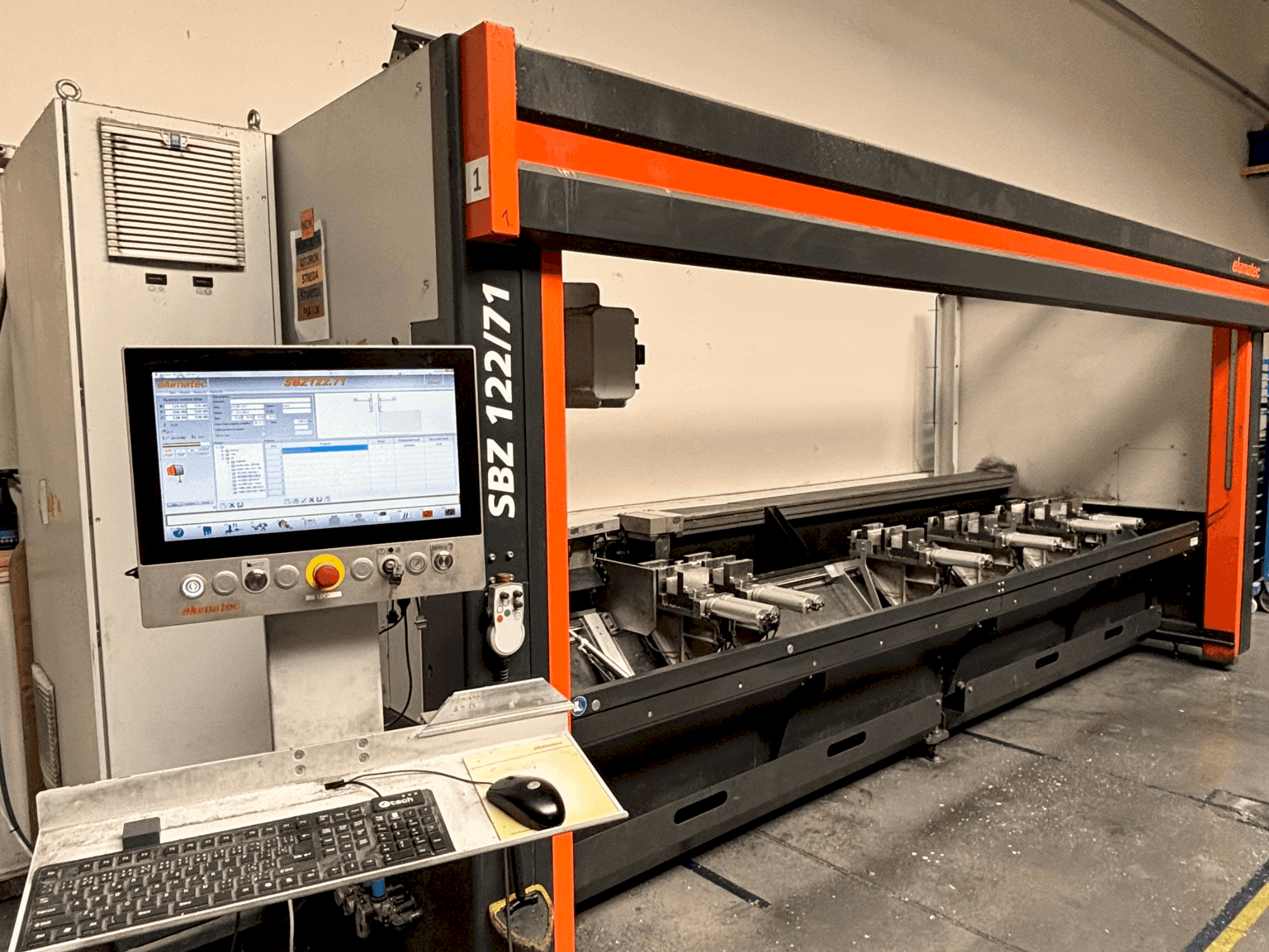 Vue de face de la machine Elumatec SBZ 122/71