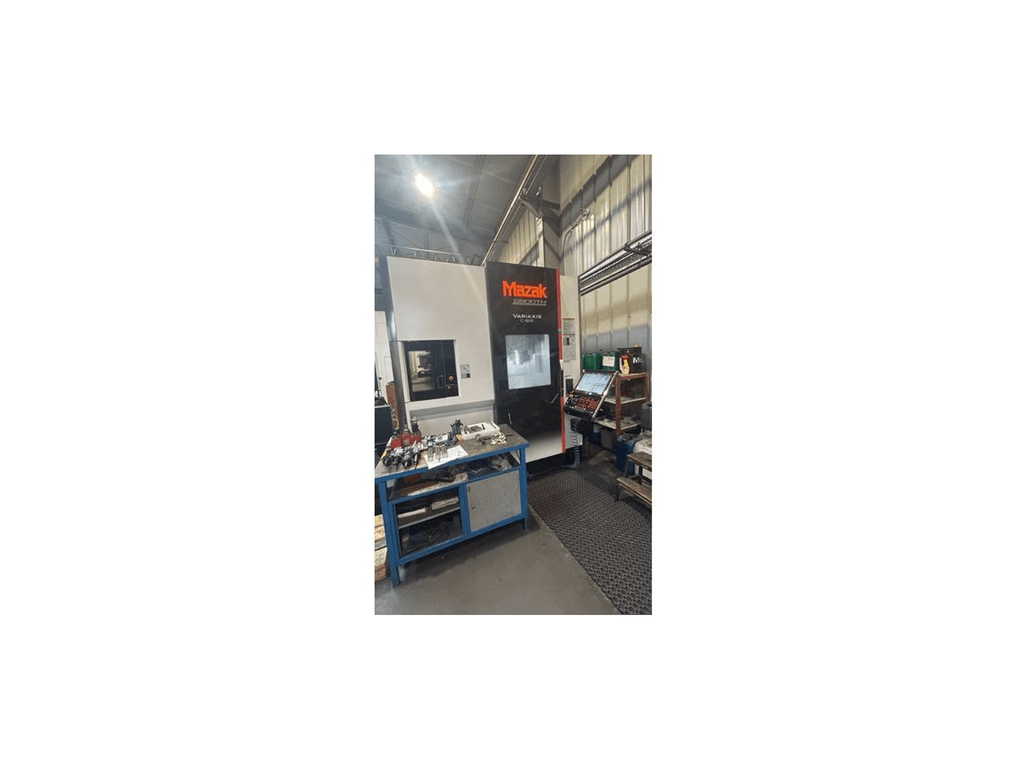 Vue de face de la machine Mazak Variaxis C-600