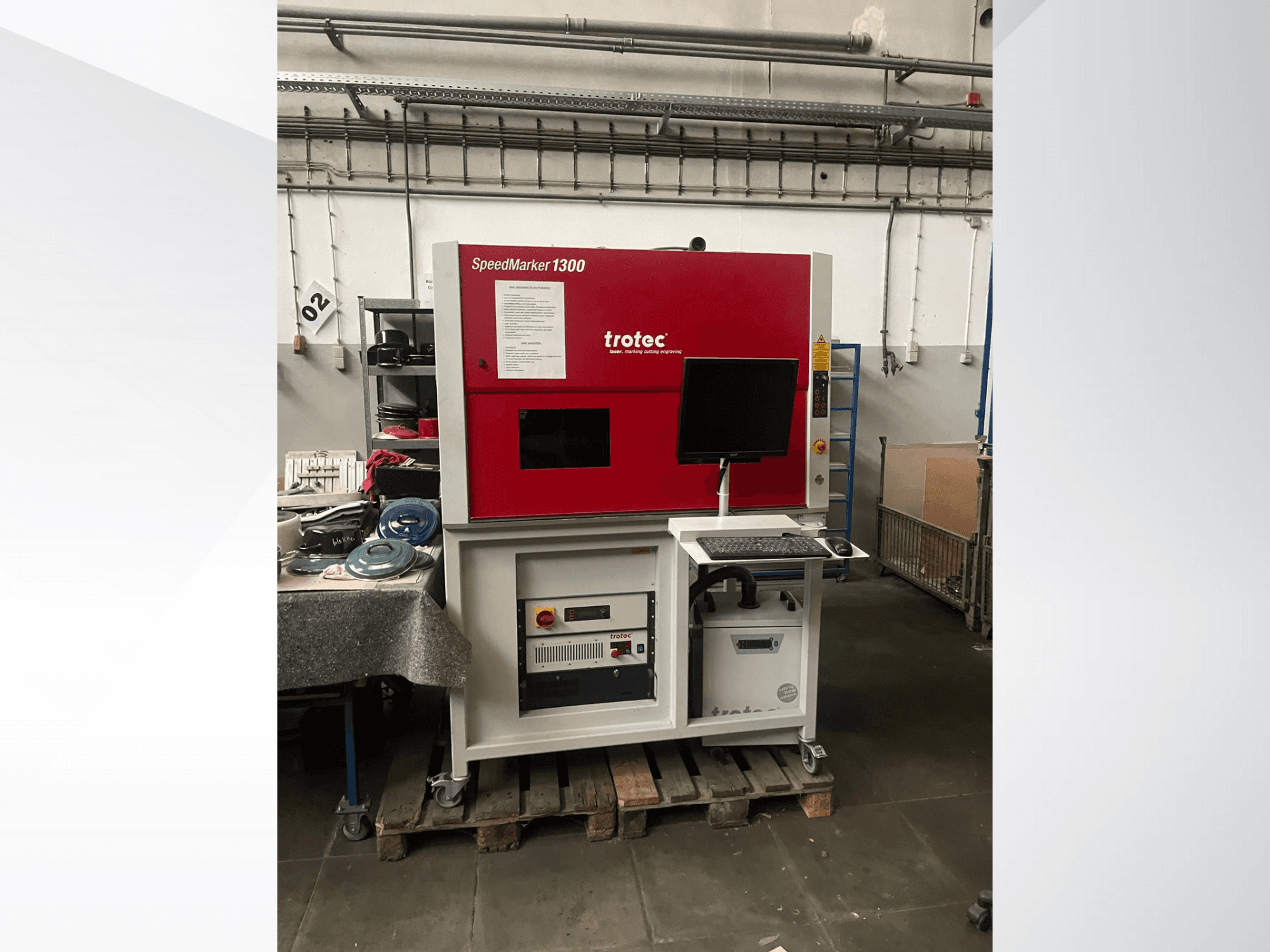 Machine de gravure laser Trotec SpeedMarker 1300, vue de face, avec écran, clavier et commandes techniques visibles.