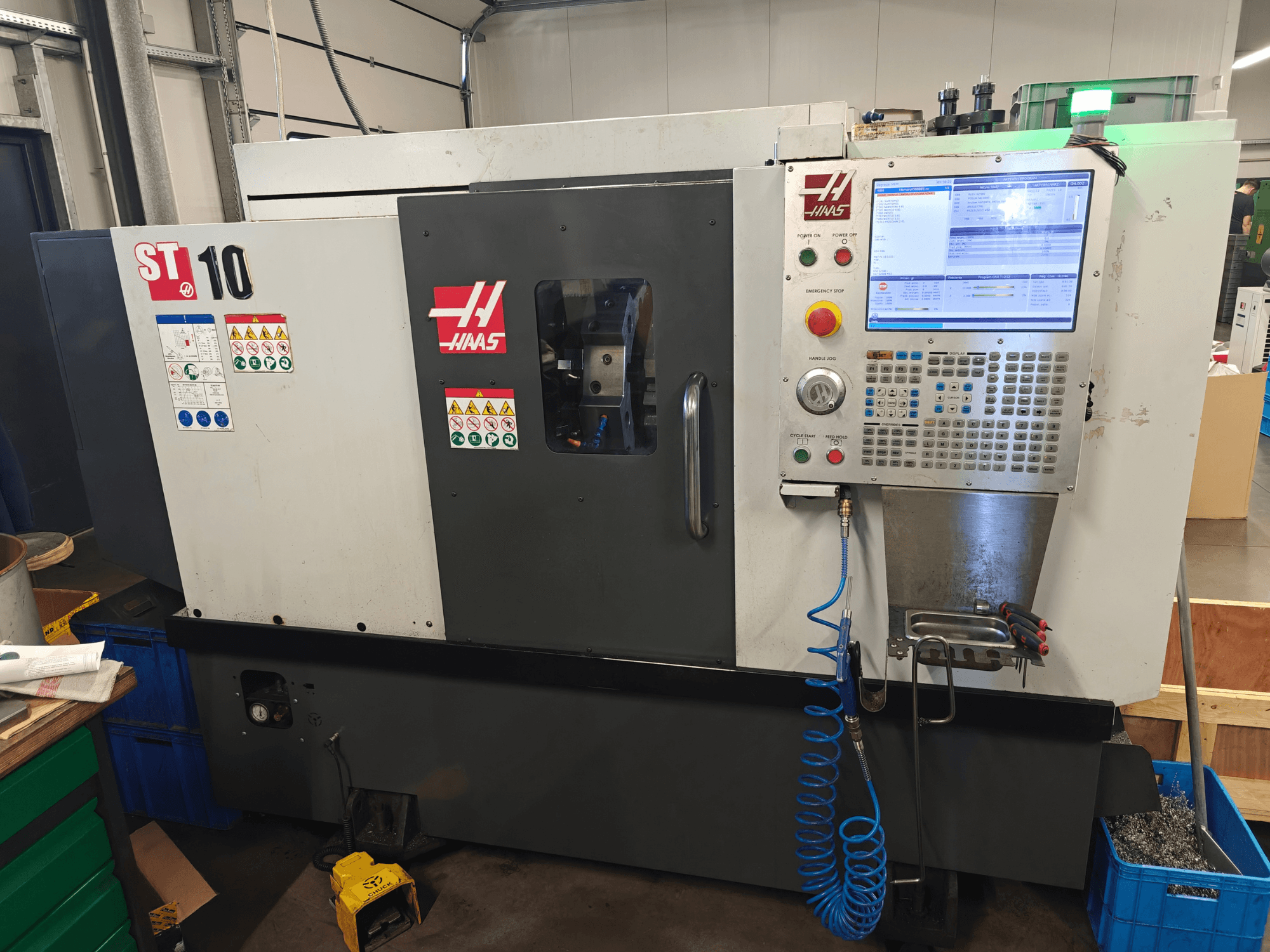 Tour horizontal Haas ST-10, vue de face, montrant le panneau de commande, les étiquettes de sécurité et la structure de la machine.