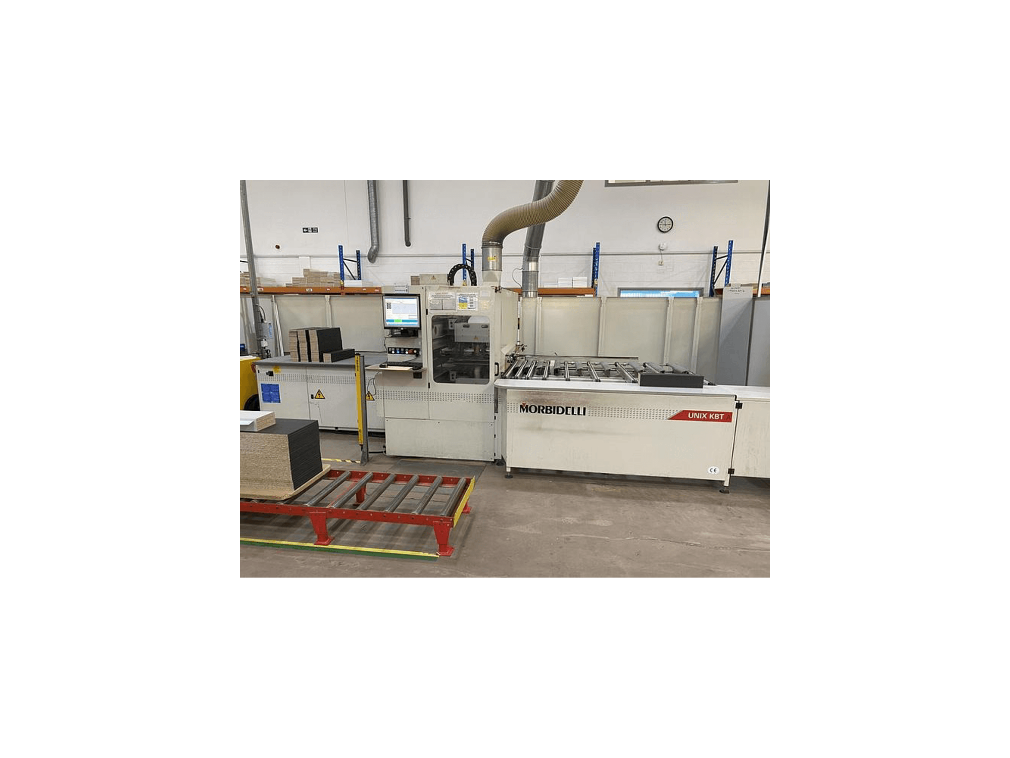 Scie à panneaux MORbidelli Unix KBT, vue de face, avec panneau de commande visible et planches empilées sur le chariot adjacent.
