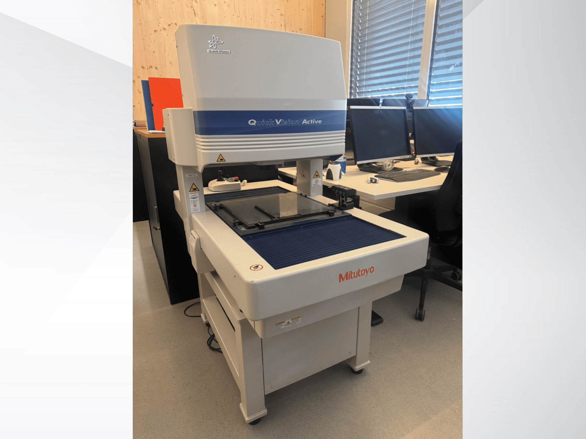 MMT Mitutoyo QV-L404Z1L-D vue de face, avec une table de mesure en verre et un panneau de commande visible avec des boutons.