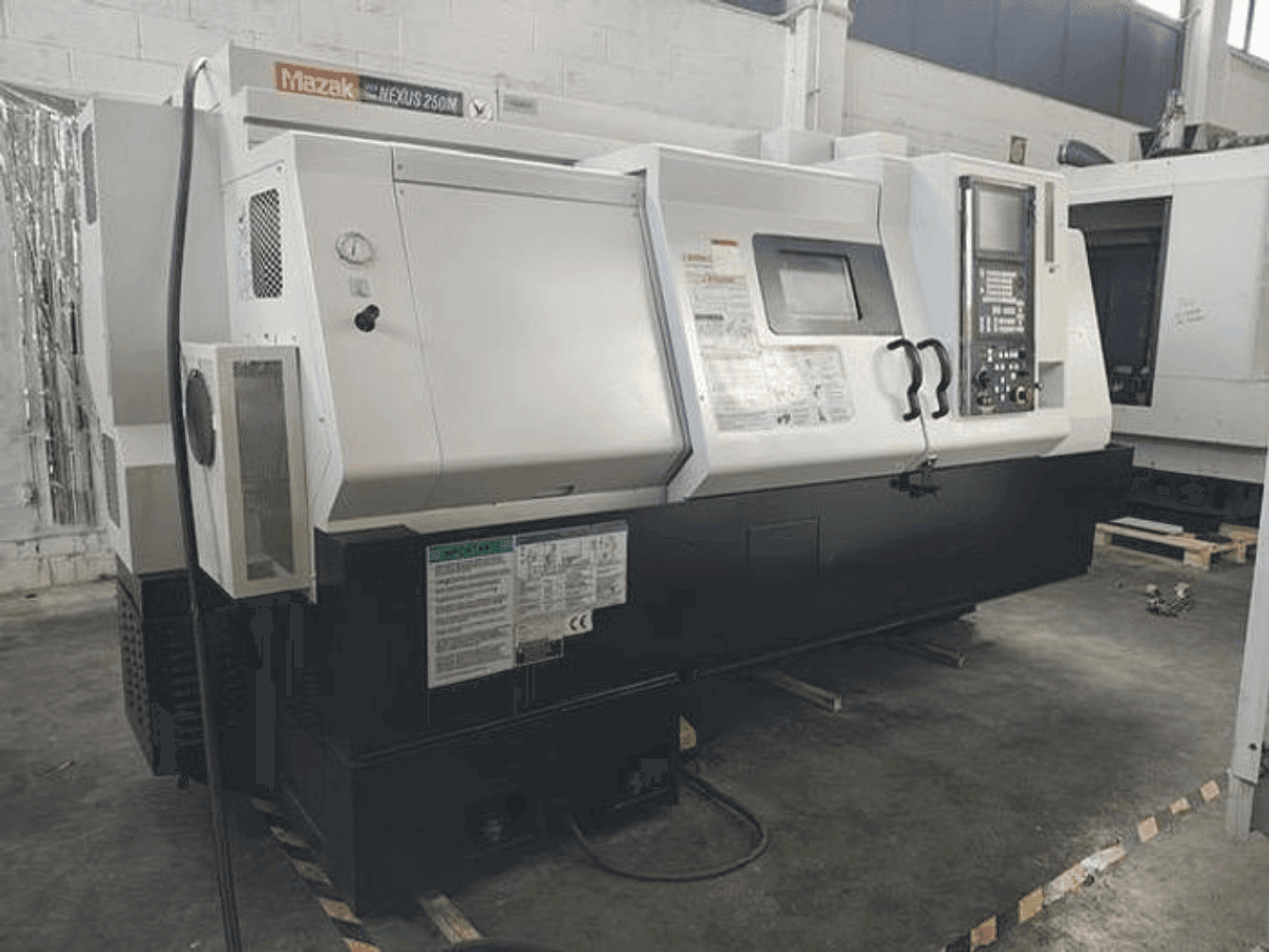 Vue de face de la machine Mazak QTN 250M 1000L