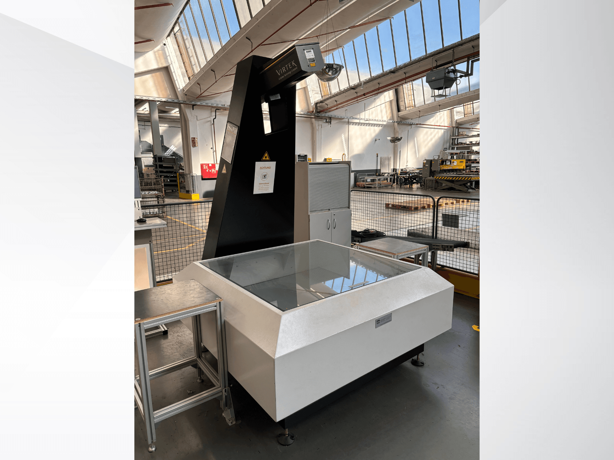 Machine de mesure optique VIRTEK LPS-1EA dans un environnement industriel, vue de face montrant le plateau en verre et le panneau de commande.
