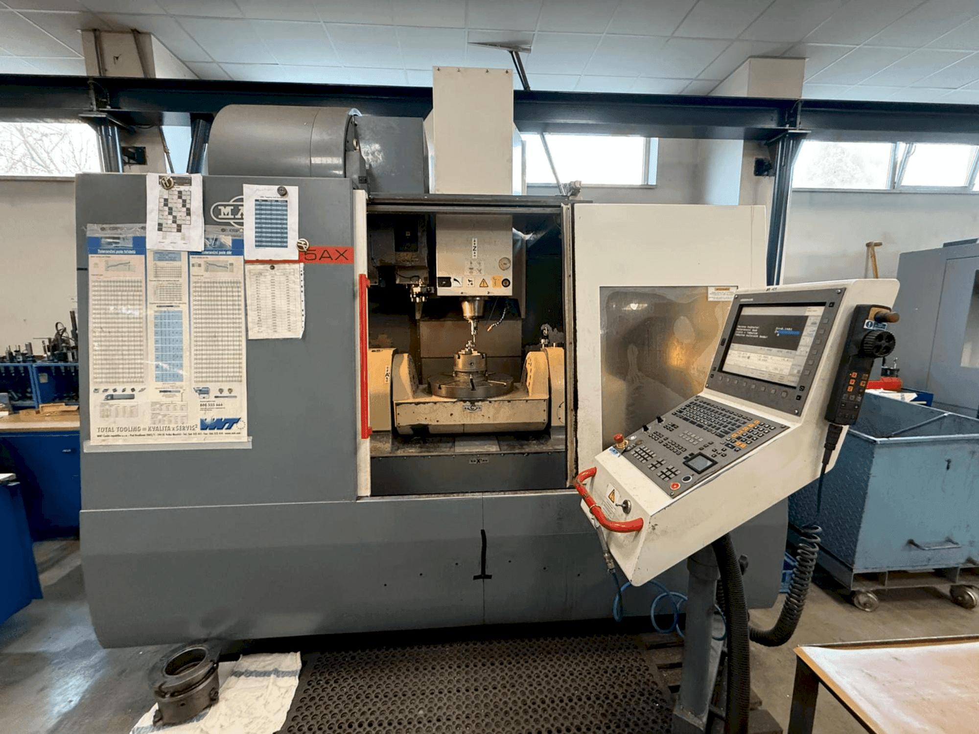 Vue de face de la machine KOVOSVIT MAS MCV 1000 Speed 5AX