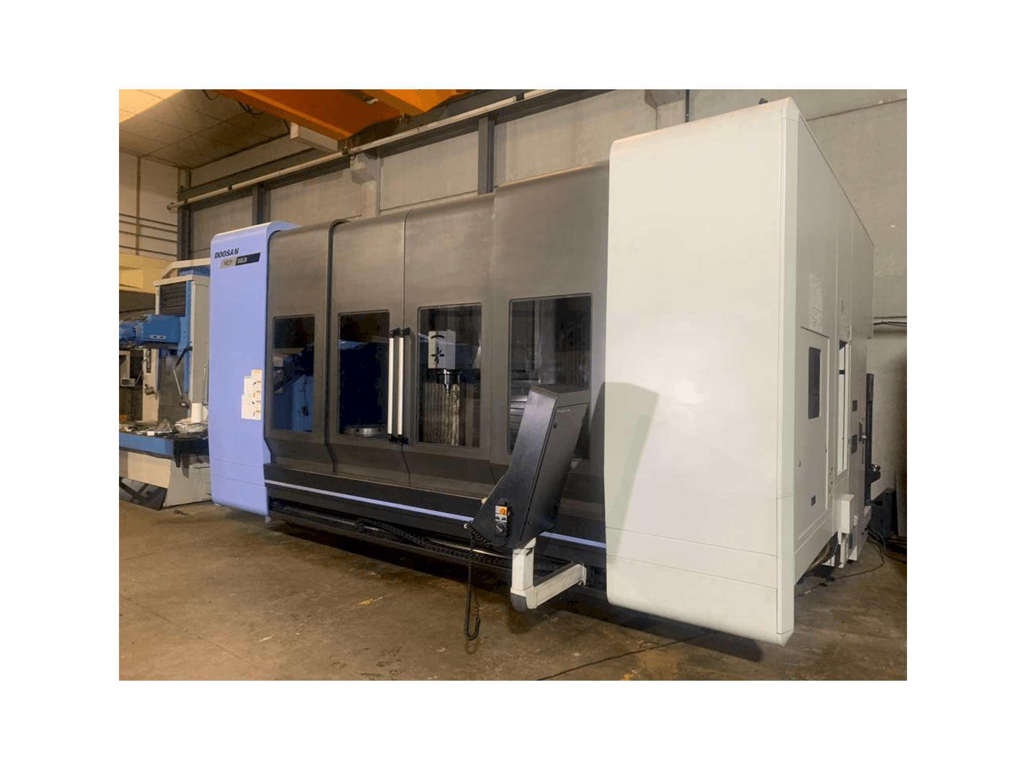 Vue de face de la machine Doosan VCF 850 LSR