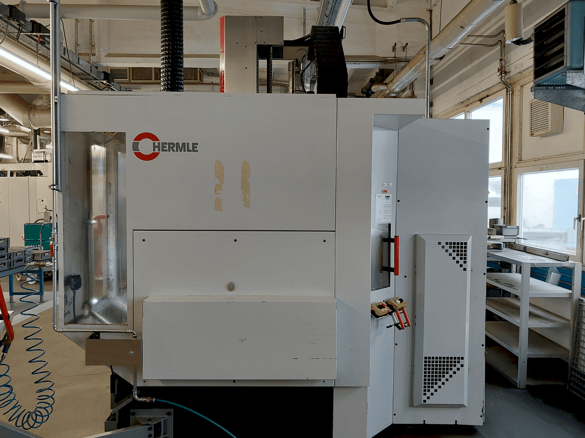 Vue de face de la machine HERMLE C 800 U