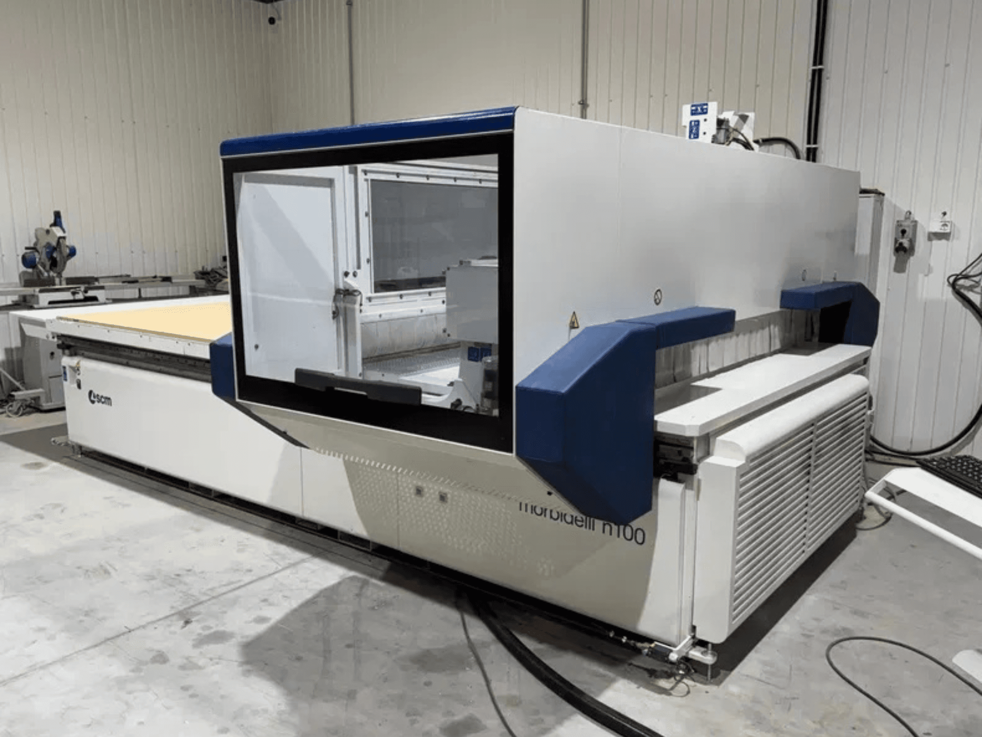 Centre d'usinage CNC SCM Morbidelli N100, vue de face mettant en valeur son vaste espace de travail et son interface de commande.