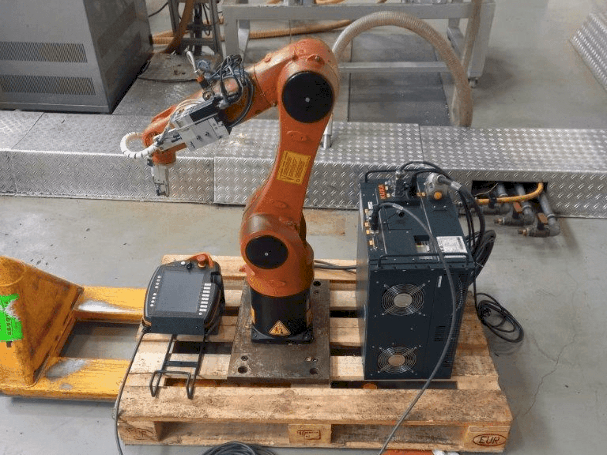 Vue de face de la machine KUKA KR 6 R900 sixx