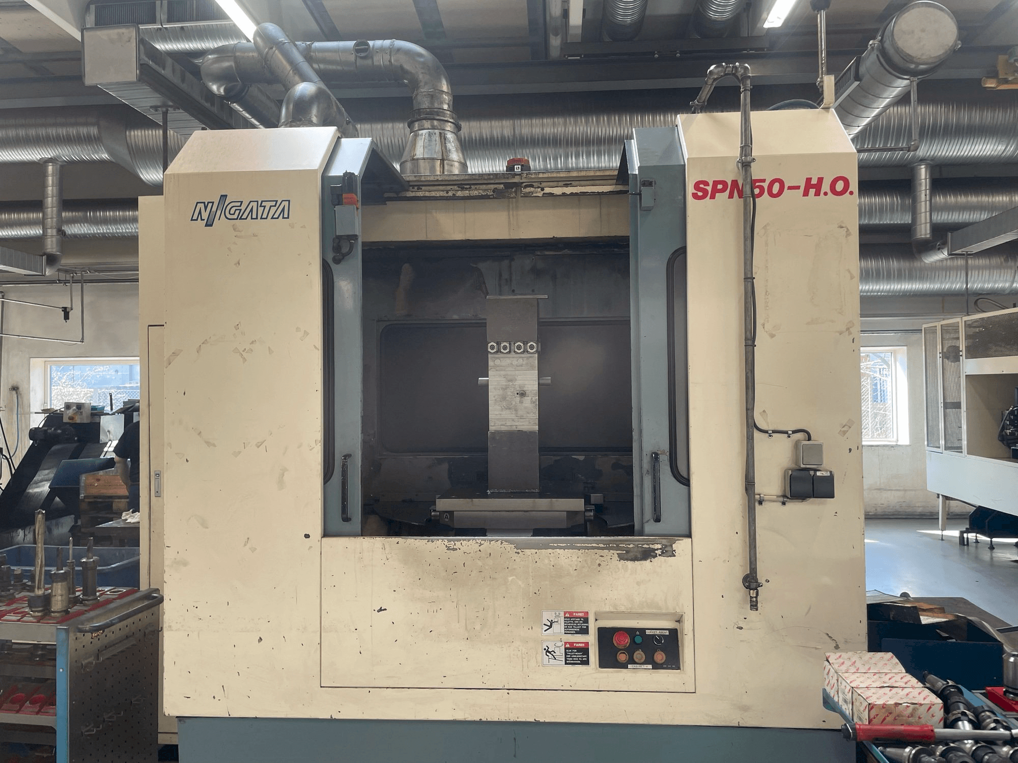Vue de face de la machine Niigata SPN 50-HO