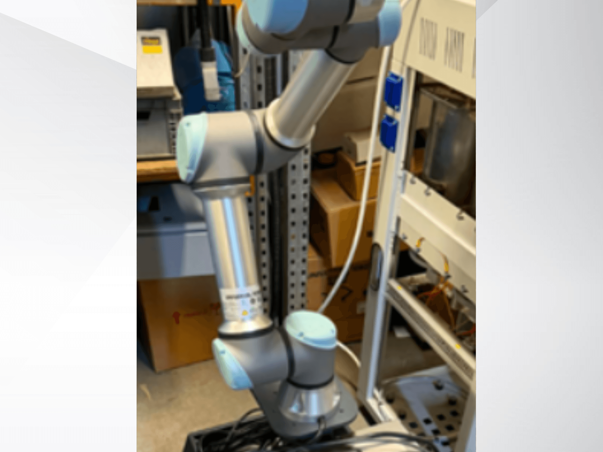 Bras robotique UR5e d'Universal Robots vu de profil, mettant en évidence ses articulations, sa conception légère et ses câbles de commande.