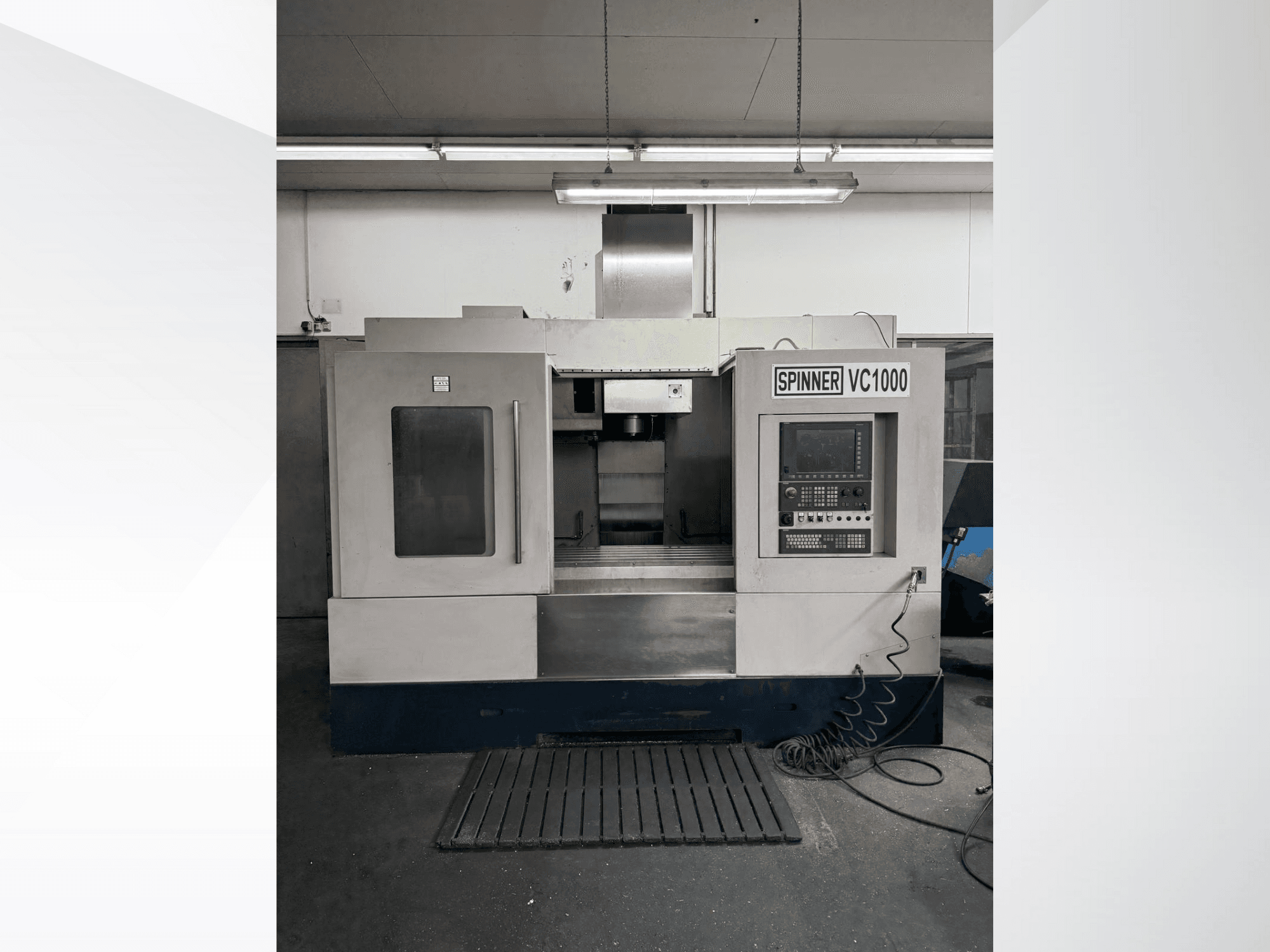 Centre d'usinage Spinner VC1000 en vue de face, doté d'un panneau de commande et d'une grande zone de travail avec une finition grise.
