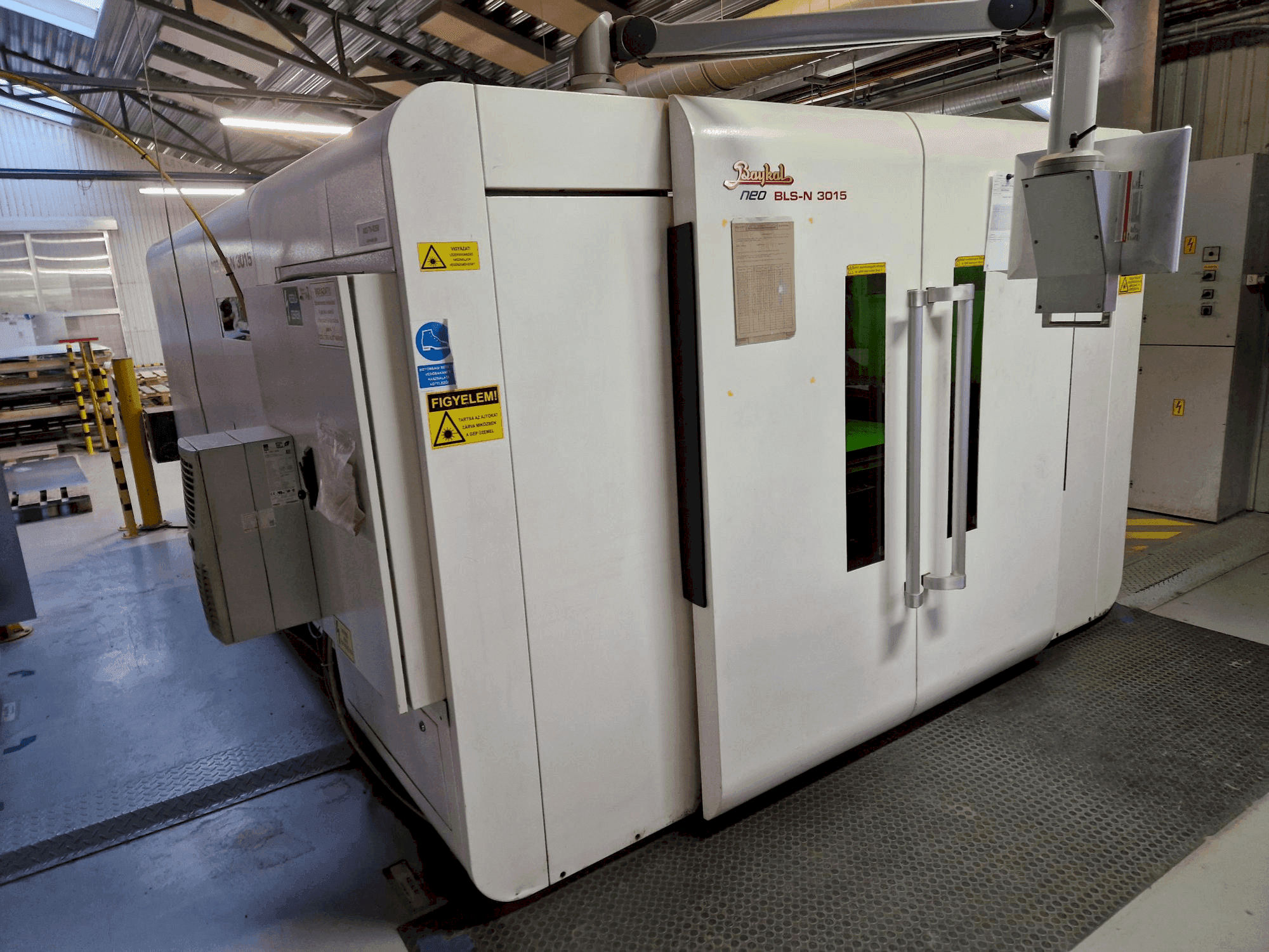 Vue de face de la machine Baykal BLS-N 3015