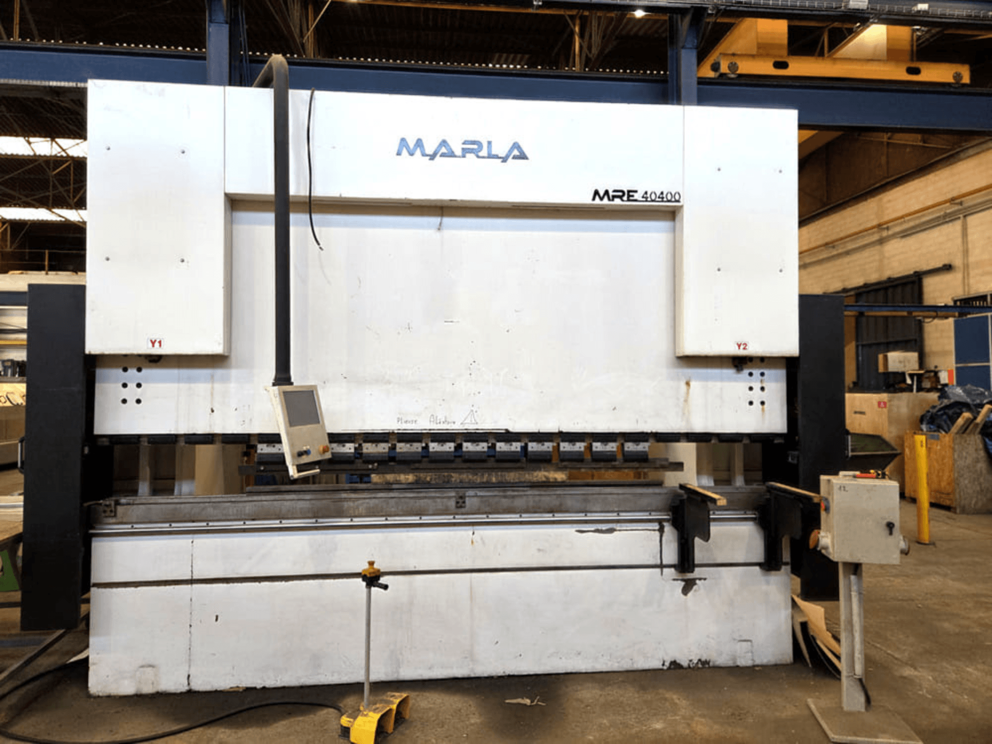 Vue de face de la presse plieuse MARLA MRE.40400, montrant le tableau de commande, le système hydraulique et la zone de travail.