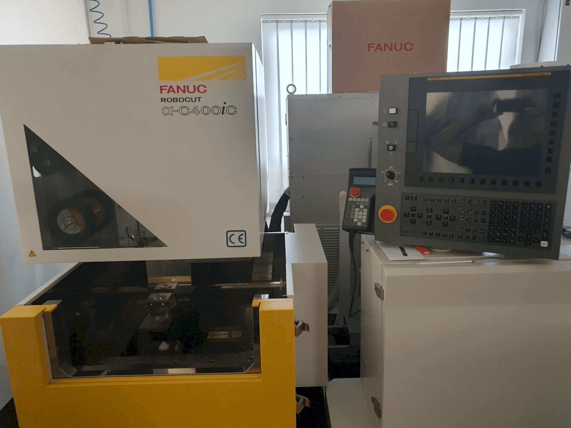 Vue de face de la machine FANUC Robocut C400iC