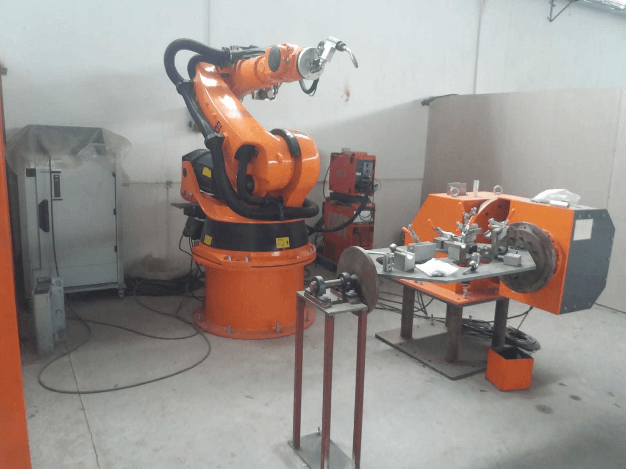 Vue de face de la machine KUKA KR200