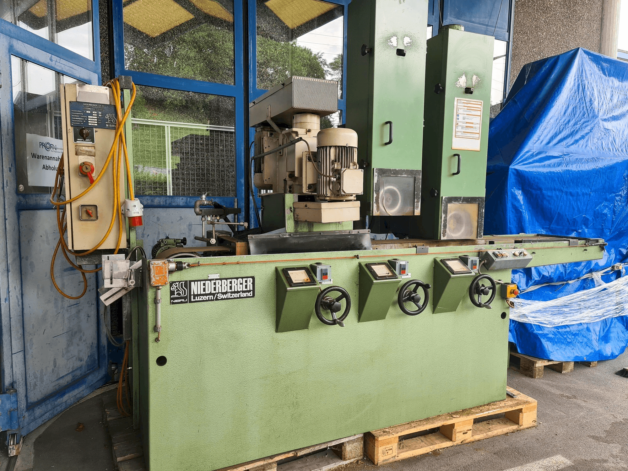 Vue de face de la machine NIEDERBERGER UV F04 F43