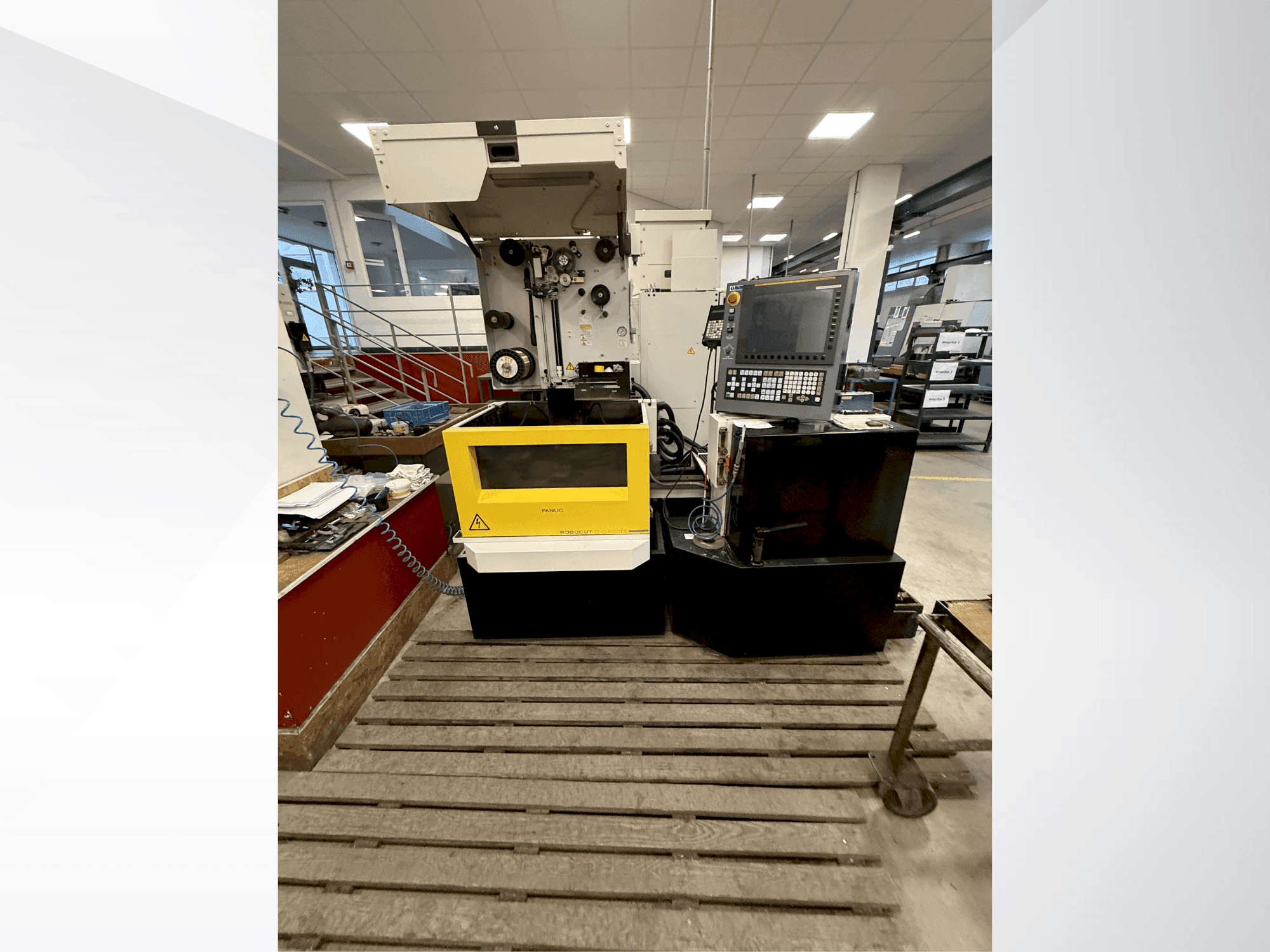 Vue de face de la machine FANUC Robocut alpha-C400iB