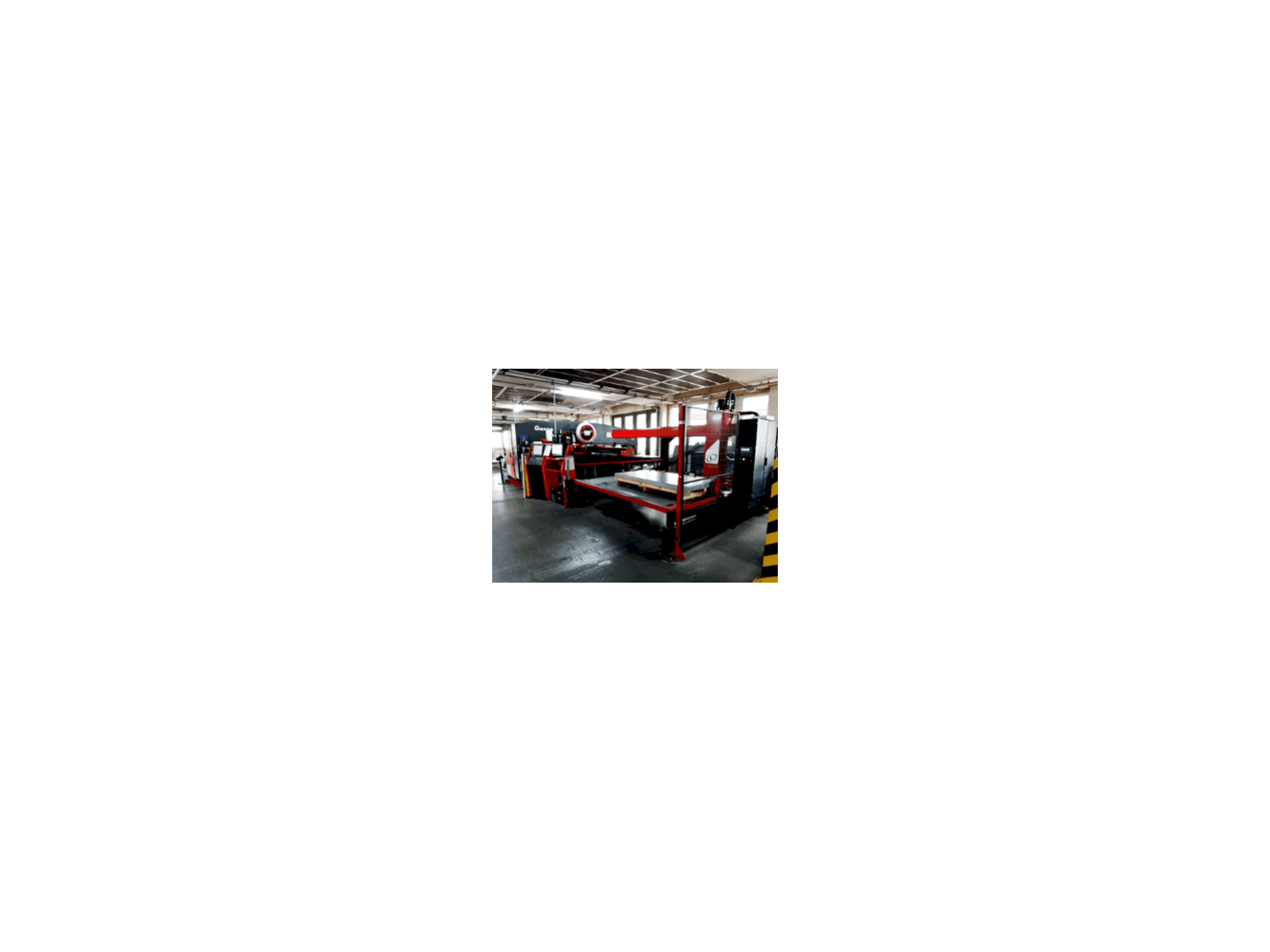 Vue de face de la machine AMADA EMK 3610NT