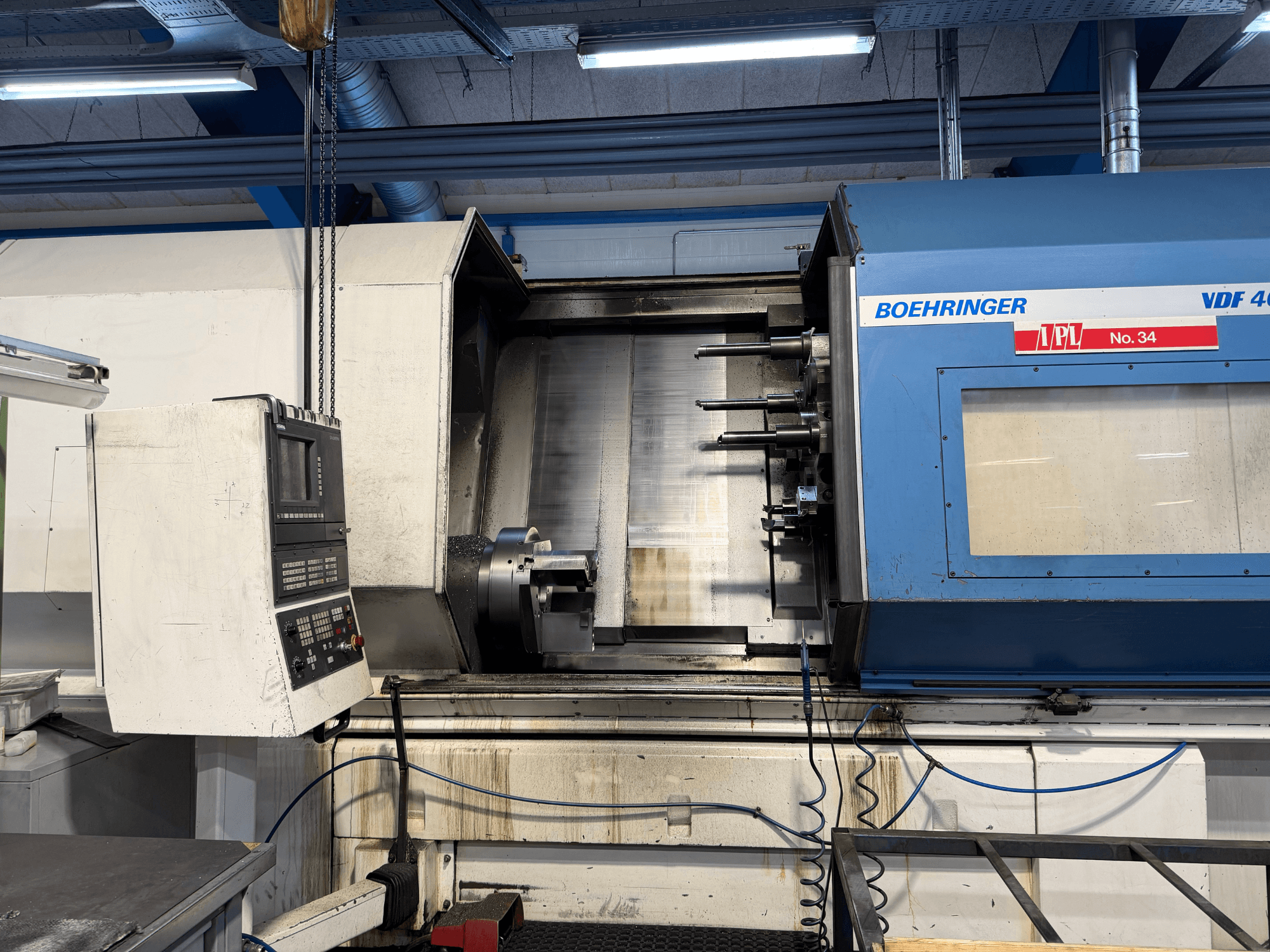 Tour horizontal BOEHRINGER VDF 400 CM, vue de face présentant le panneau de commande et la zone de travail principale.