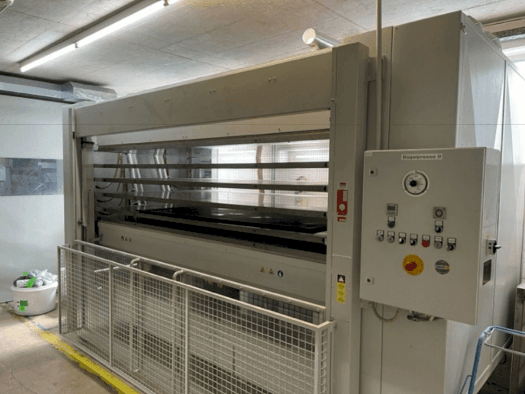 Vue de face de la machine LANGZAUNER LZT 80 /5-SO