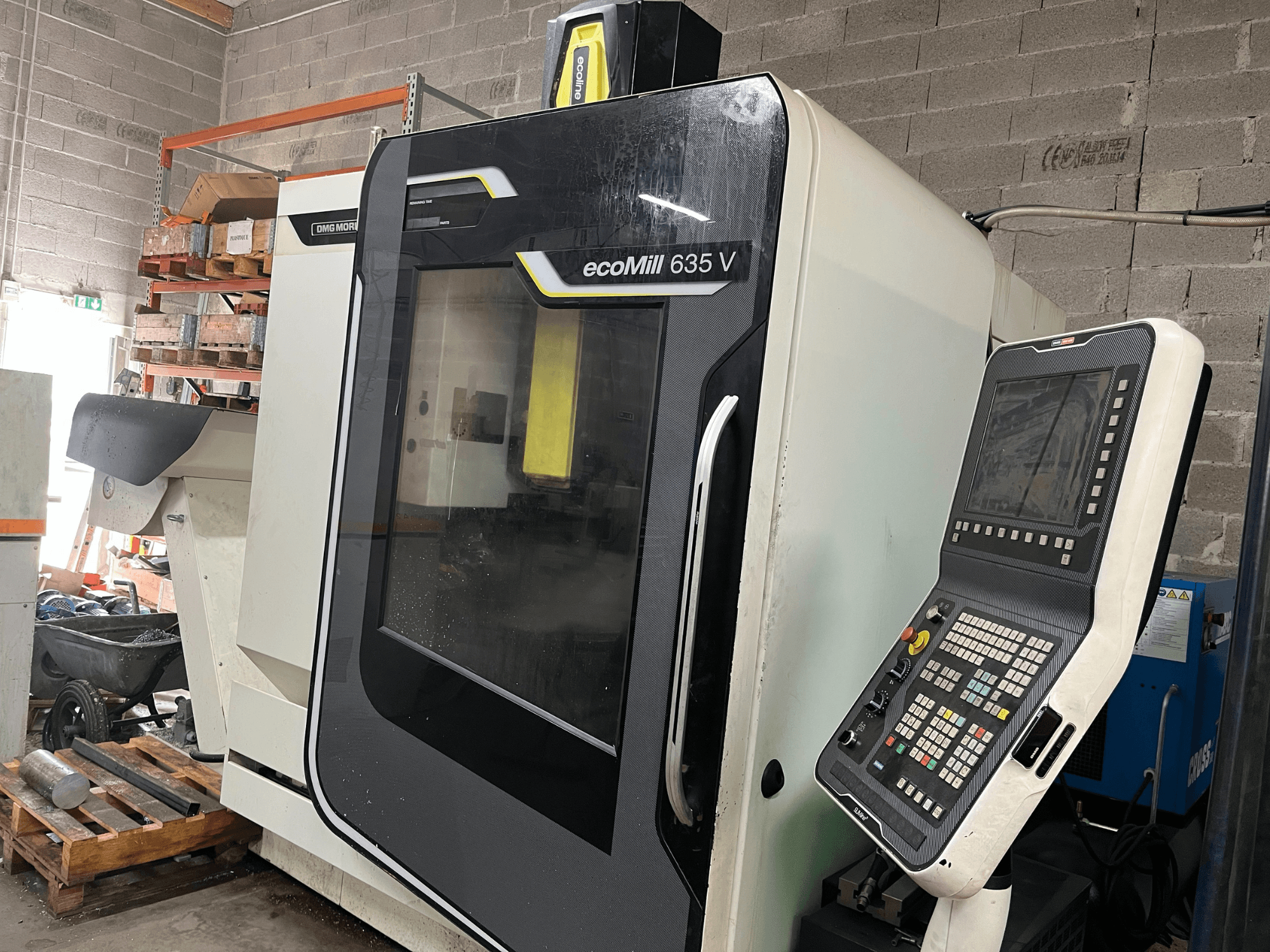 Fraiseuse CNC EcoMill 635 V, vue de face, panneau de commande avec boutons, située dans un espace de travail industriel.