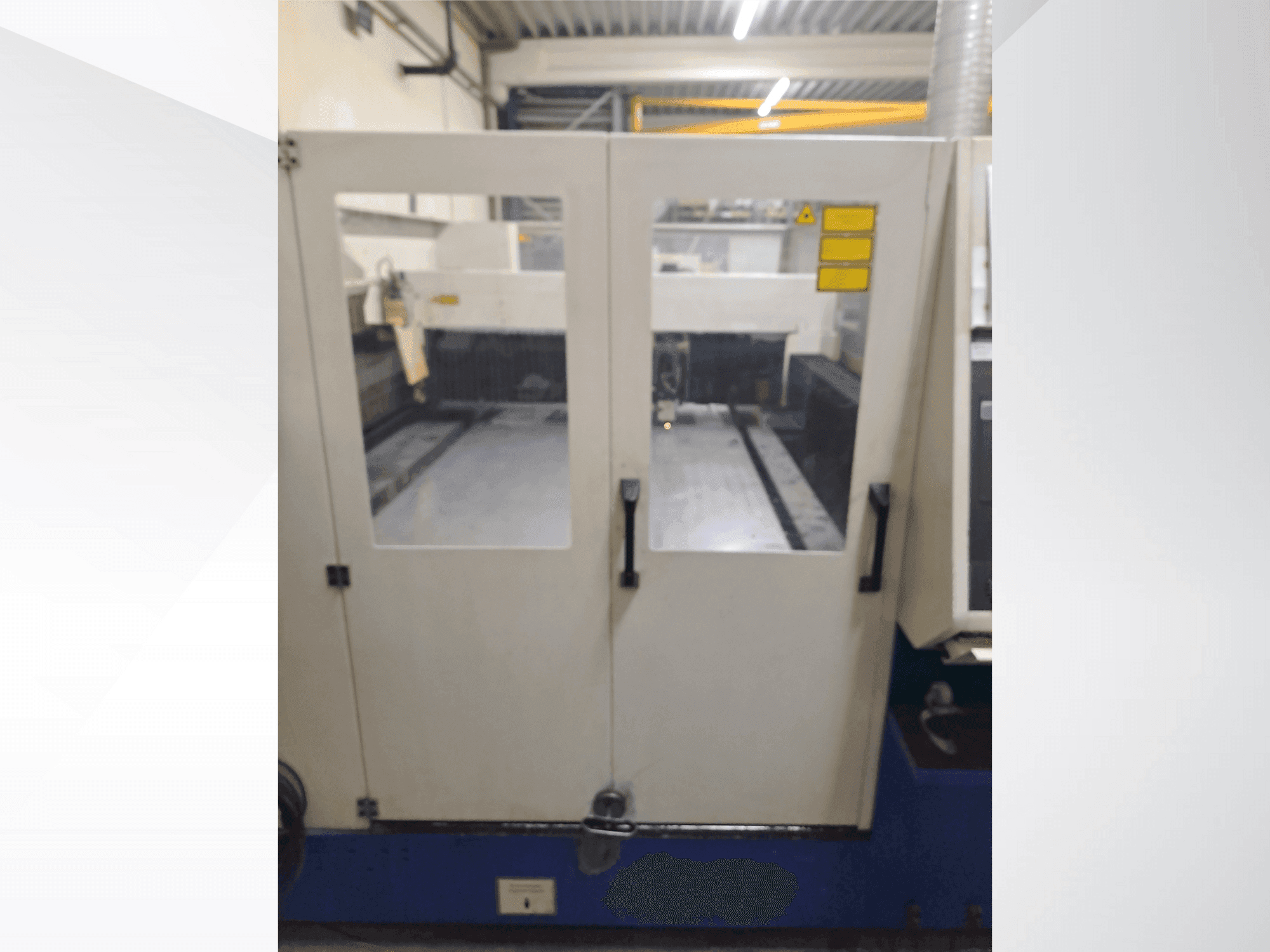 Vue de face de la machine TRUMPF TRUMATIC 3030