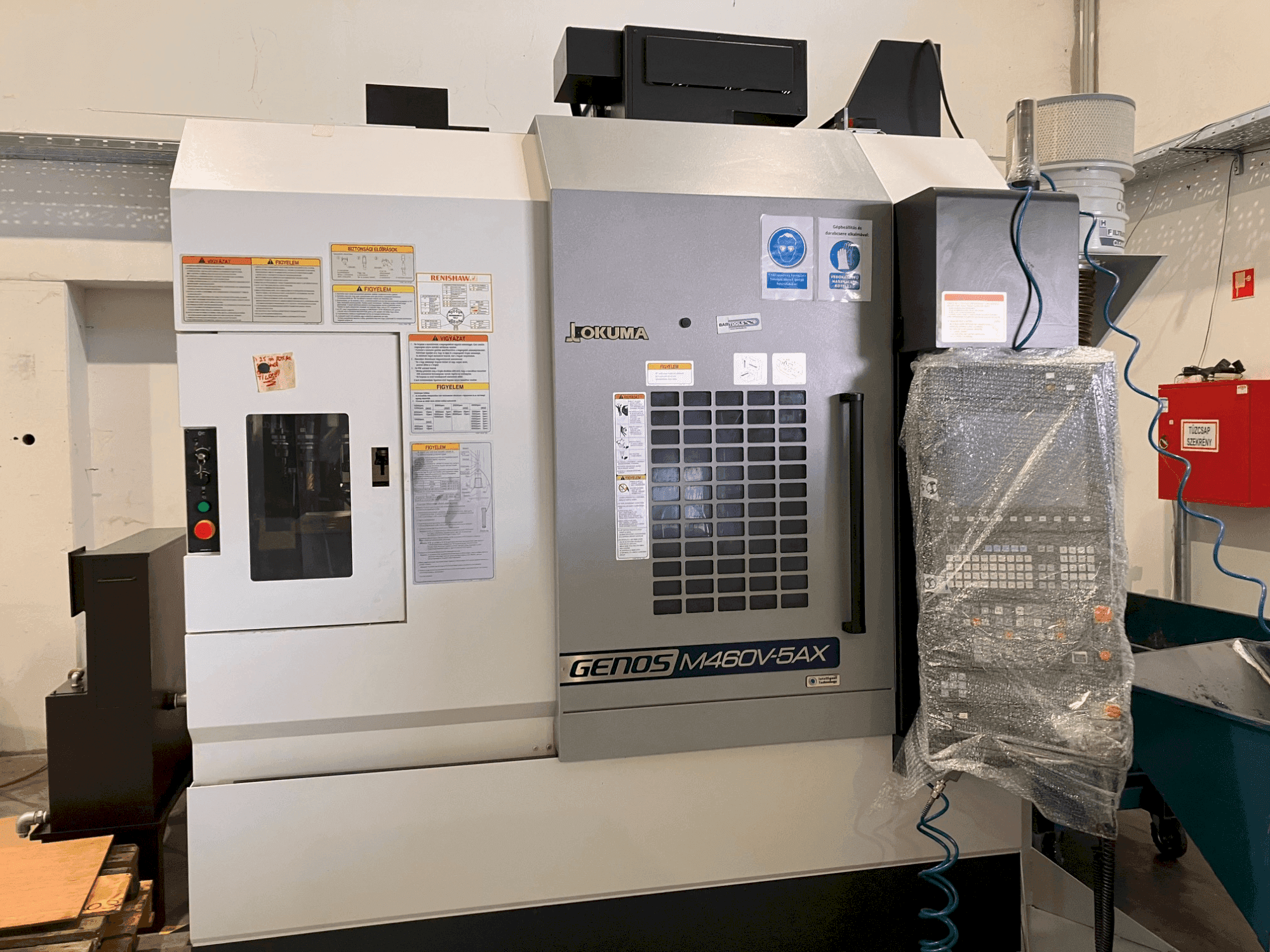 Vue de face de la machine Okuma GENOS M460V-5AX