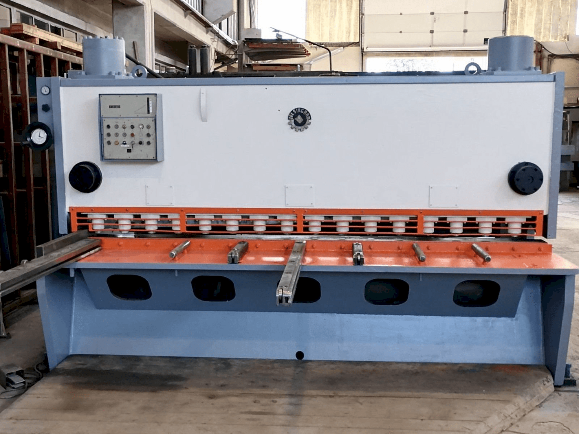 Vue de face de la machine Jelšingrad MVCS 3100/13