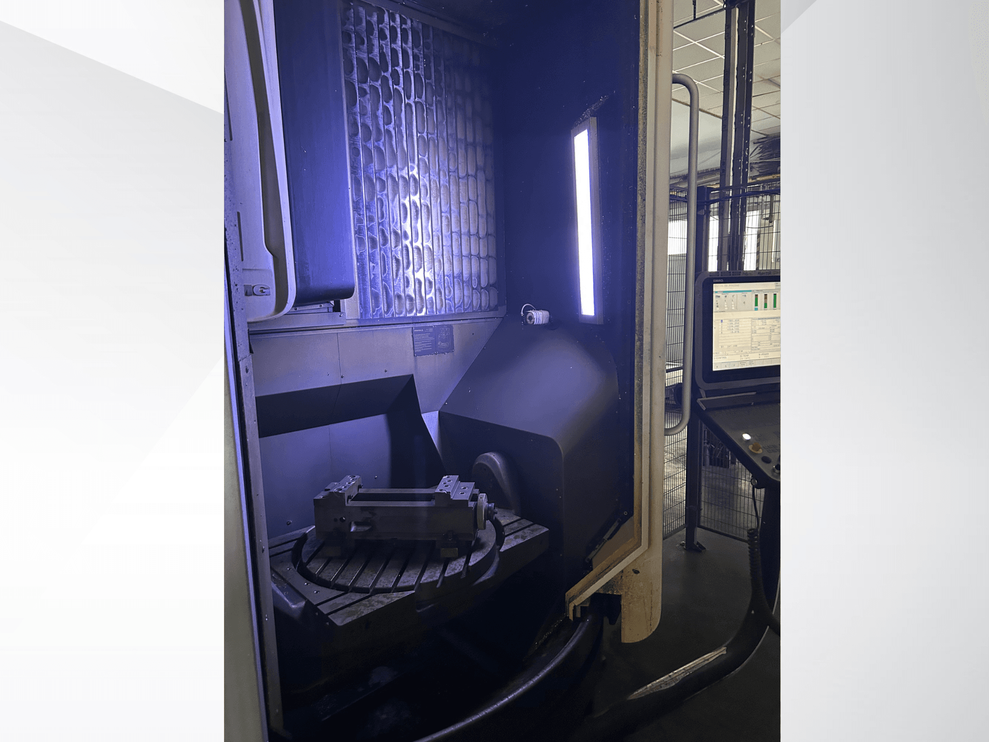 Centre d'usinage vertical DMG MORI DMU 65 MonoBlock, vue de face montrant la table rotative avec la pièce à usiner et le panneau de commande.